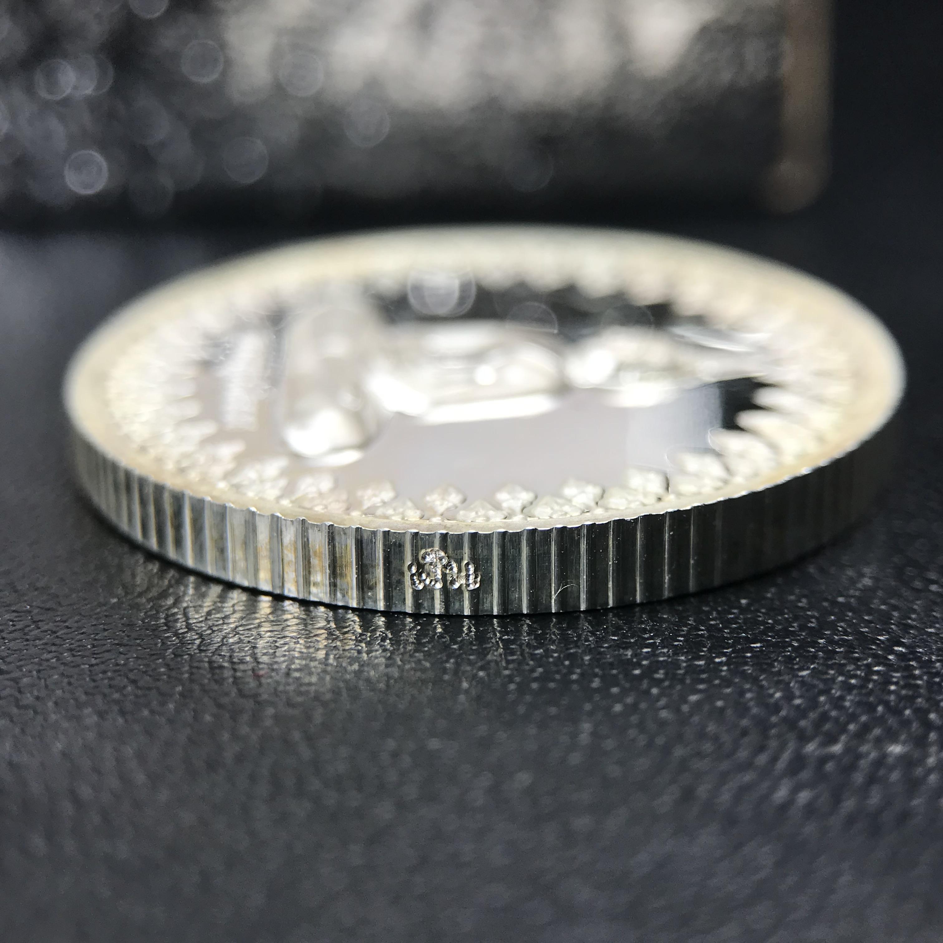 เหรียญพระพุทธโสธร ตราสัญลักษณ์ ภปร. รุ่นสมโภชน์พระอุโบสถเฉลิมพระเกียรติ วัดโสธรวรารามวรวิหาร เฉลิมพระเกียรติ ร.9 เจริญพระชนมายุ 80 พรรษา ปี2550 เนื้อเงินนอก(99%)ขัดเงาพ่นทราย ขนาด 28 มม. มีโค๊ดหมายเลขกำกับ สวยๆเดิมๆ พร้อมกล่องเดิมจากวัด และใบรับรองการผลิต