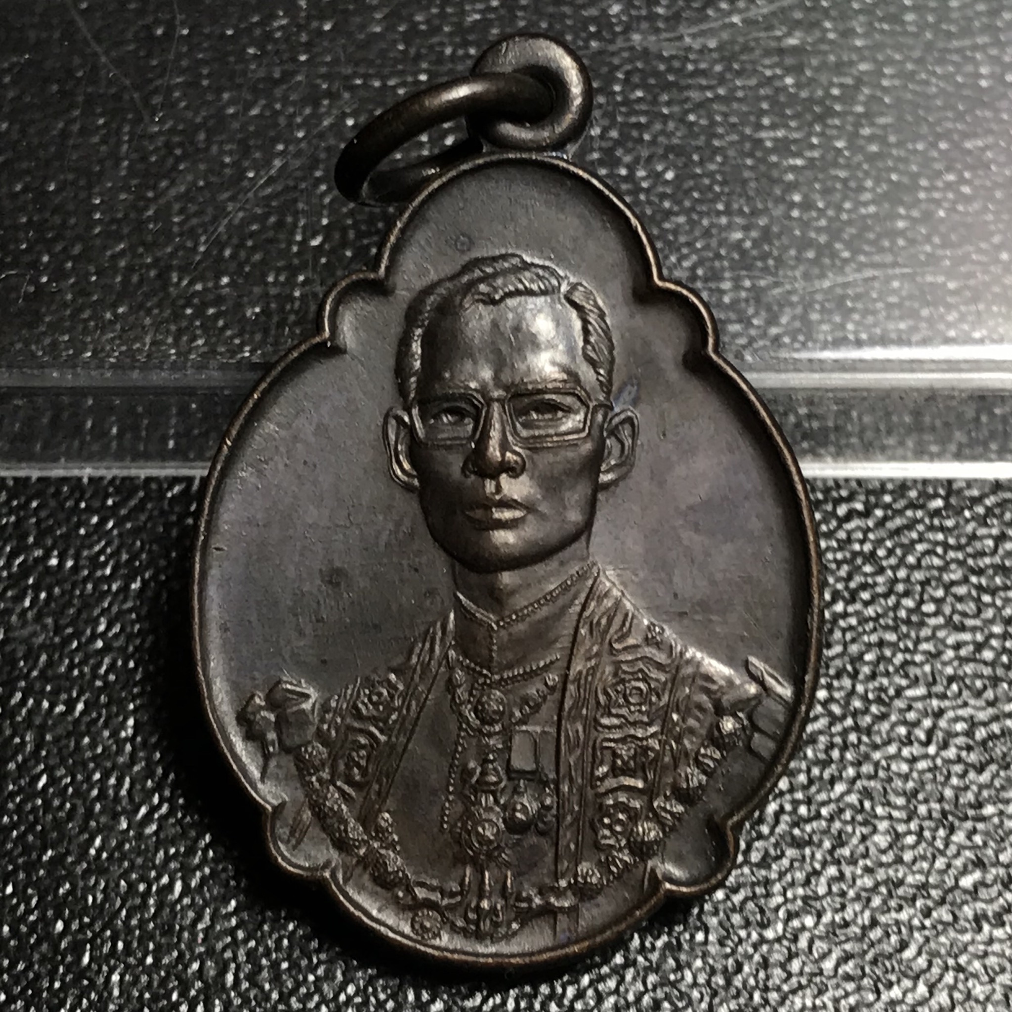 เหรียญ ร.9 ทรงเฉลิมพระชนมพรรษาครบ 4 รอบ ปี2518 (เนื้อทองแดงบล็อกวงเดือนล่าง)หายากนิยมที่สุด