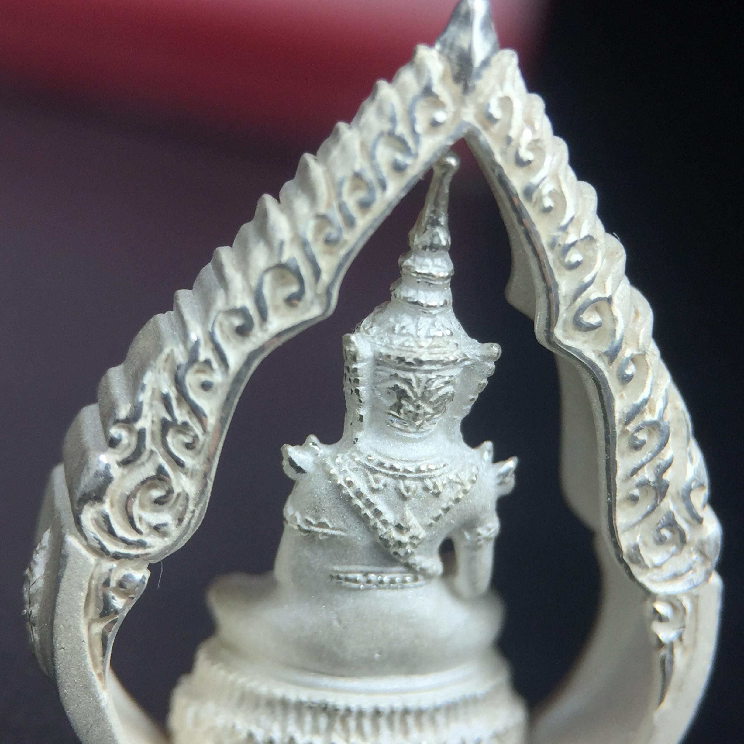 พระแก้วมรกต ภปร.(รุ่นแรก) ปี2545 รุ่นฉลองกรุงรัตนโกสินทร์ครบ 220 ปี พิมพ์ลอยองค์ทรงหยดน้ำ เนื้อเงินบริสุทธิ์ 92.5% ขนาด 18*27 มม. พร้อมกล่องบรรจุเดิม สวยครบสมบูรณ์(องค์หมายเลขสวย 1555)