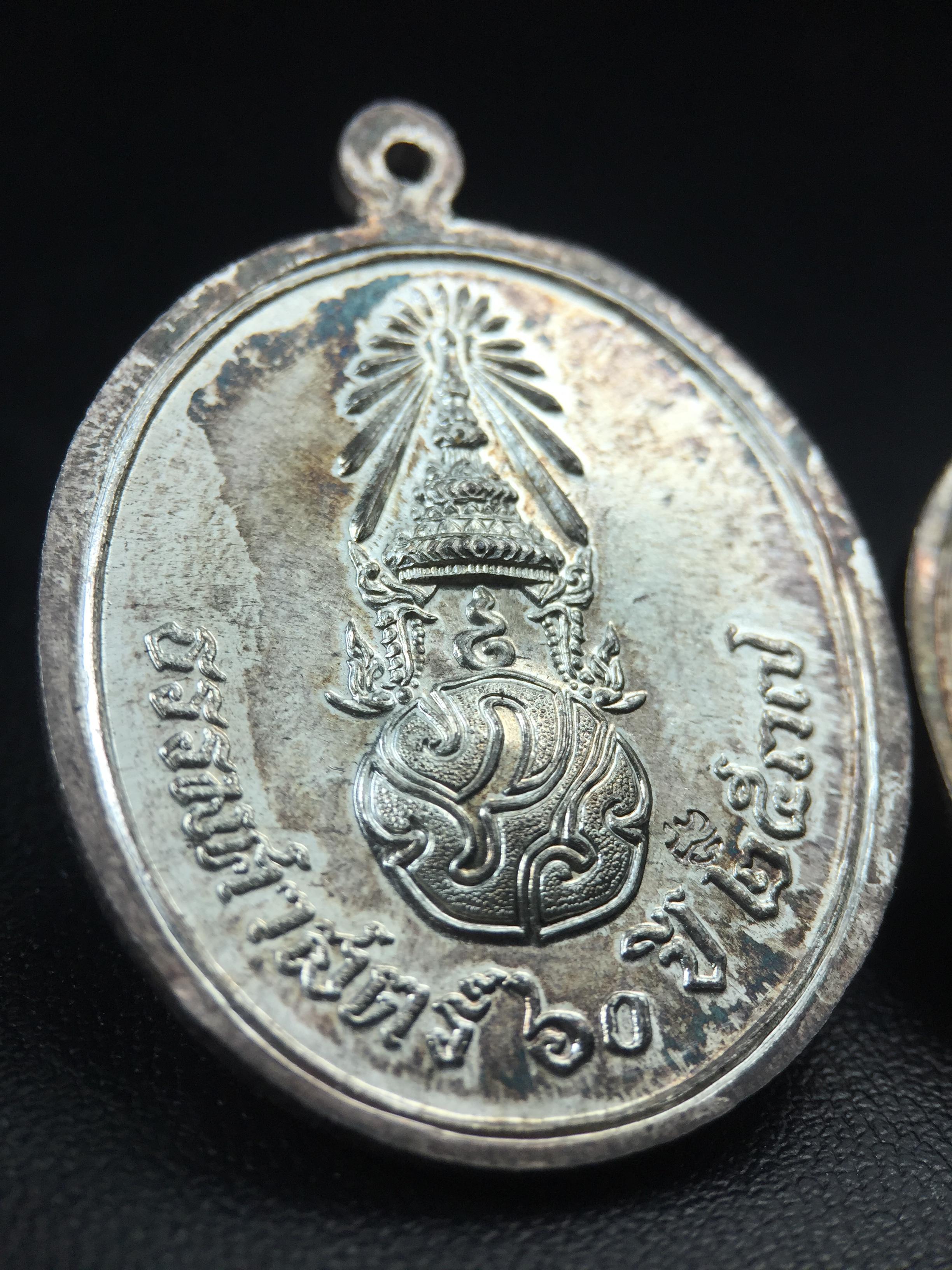 เหรียญพระพุทธสิหิงค์ ภปร. รุ่นมหาลัยธรรมศาสตร์ 60ปี พ.ศ.2537 พิมพ์ใหญ่+พิมพ์เล็ก เนื้อเงินผิวเดิมๆขึ้นสีรุ้งๆสวยมาก(ในหลวงรัชกาลที่9เสด็จในพิธี)(พิธีใหญ่ เกจิที่มีชื่อเสียงมาร่วมปลุกเสกจำนวนมาก ชนวนมาลสารเก่าเข้มขลัง )ของดีธรรมศาสตร์ที่ศิษย์เก่าไม่ควรพลาด