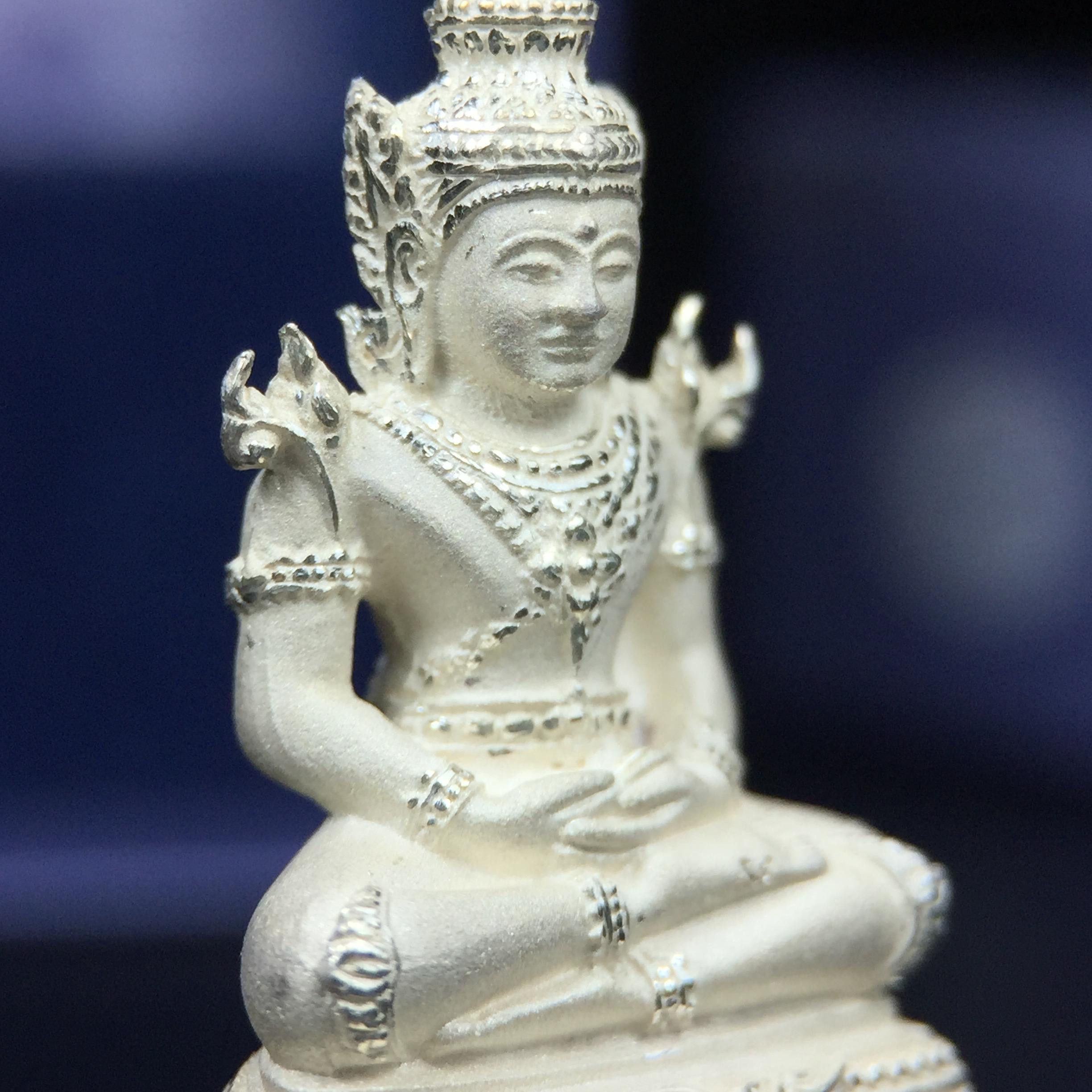 พระแก้วมรกต ภปร. ปี2547 จัดสร้างโดย รพ.ภูมิพลฯ เนื้อเงิน ลอยองค์ หน้าตัก 1/2 นิ้ว งดงามทรงคุณค่าอีกหนึ่งรุ่นยอดนิยม หายาก(1ใน3000องค์)