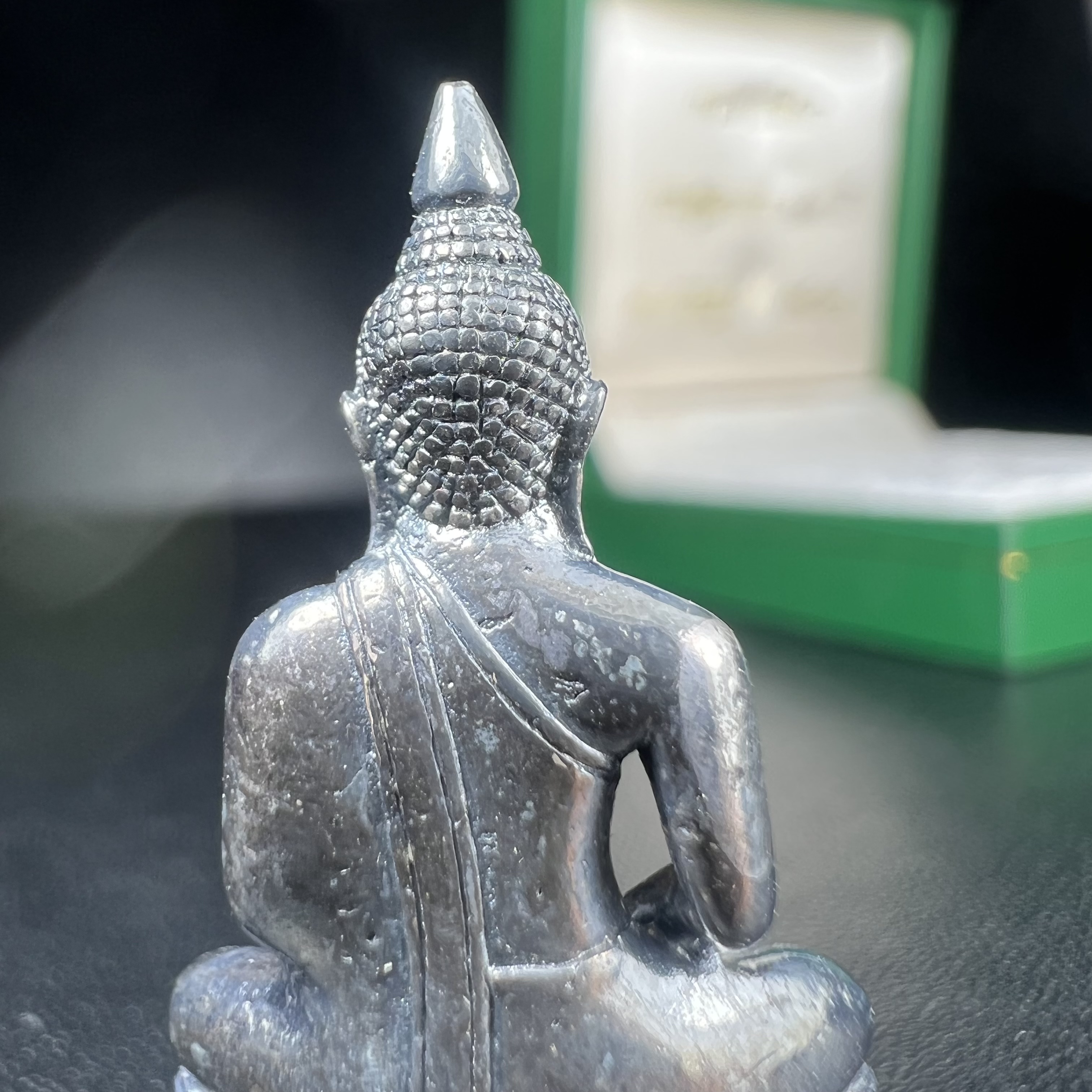 พระพุทธโสธร รุ่น กศก. 120 ปี เนื่องในโอกาสครบ 120 ปี กรมศุลกากร กระทรวงการคลัง จัดสร้าง ปี 2537 เนื้อเงินบริสุทธิ์ 99.9% ผิวขัดเงาลงดำ(งานบริษัท แพรนด้า จิวเวลรี่)สวยงดงาม ทรงคุณค่า