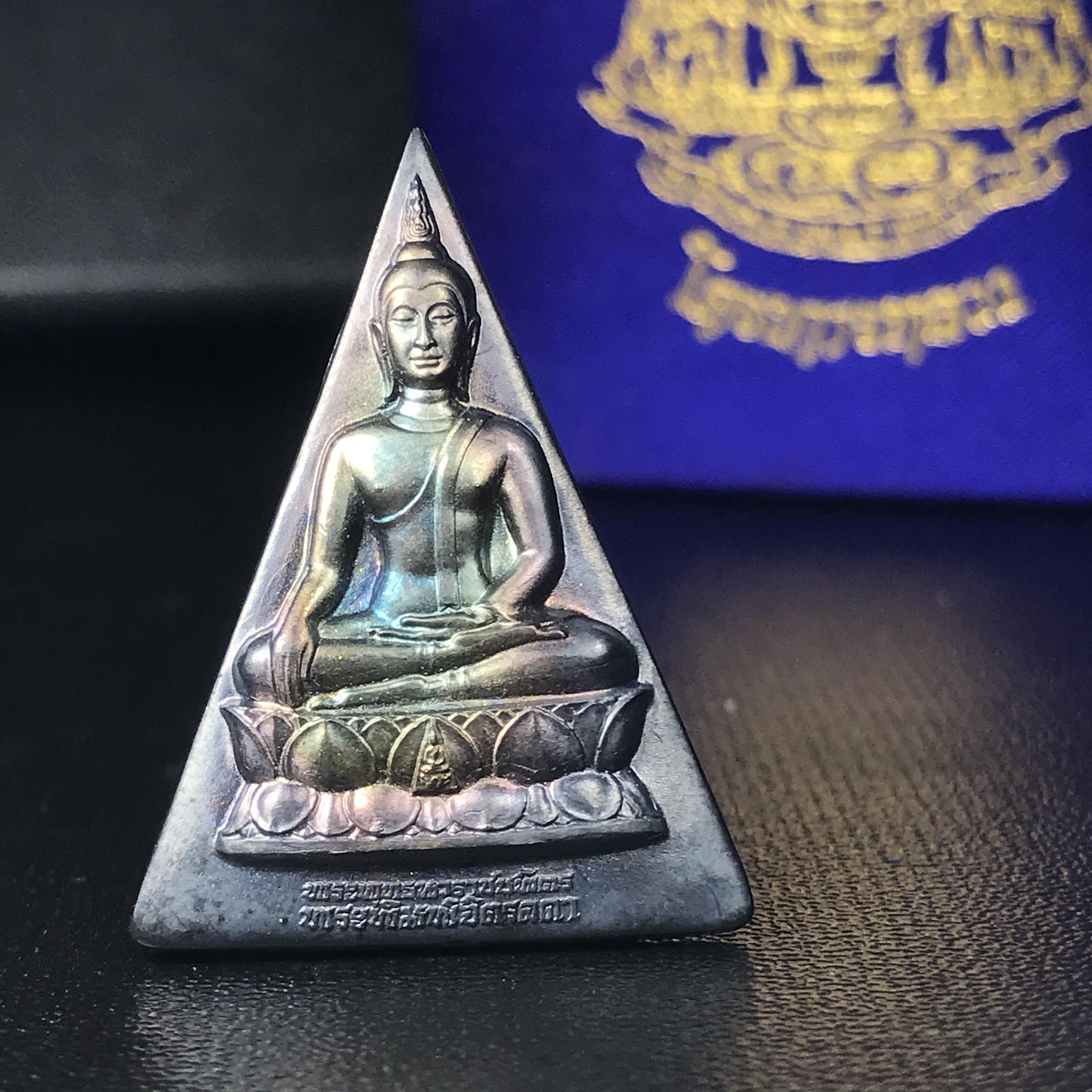 พระพุทธนวราชบพิตร พระพิมพ์จิตรลดา โครงการหลวง ปี2539 พิมพ์ใหญ่ เนื้อเงิน(ผิวเดิมขึ้นสีรุ่ง สวย แบบนิยม)พร้อมกล่องบรรจุเดิม