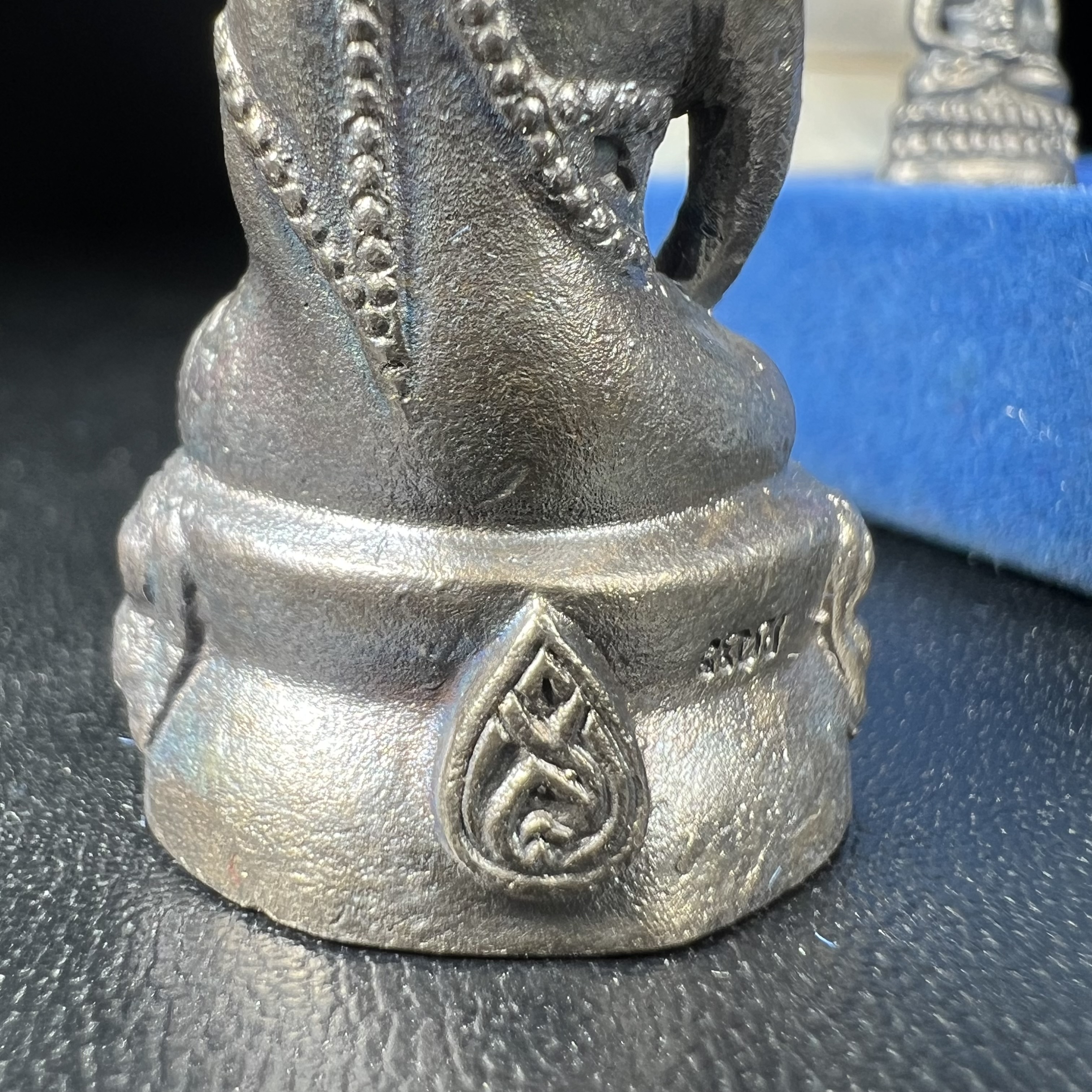 พระกริ่ง-พระชัยวัฒน์ สว. 90 พรรษาสมเด็จย่า ปี2533 เนื้อนวโลหะ(ผสมทองคำเยอะมากรุ่นนี้)(ในหลวงรัชกาลที่9เสด็จในพิธี)(หล่อแบบโบราณอุดมวลสาร 108 แบบฉบับพระกริ่งใหญ่สายวัดสุทัศน์ พระสังฆราช(แพ))(1 ใน 3000 ชุด) หายาก