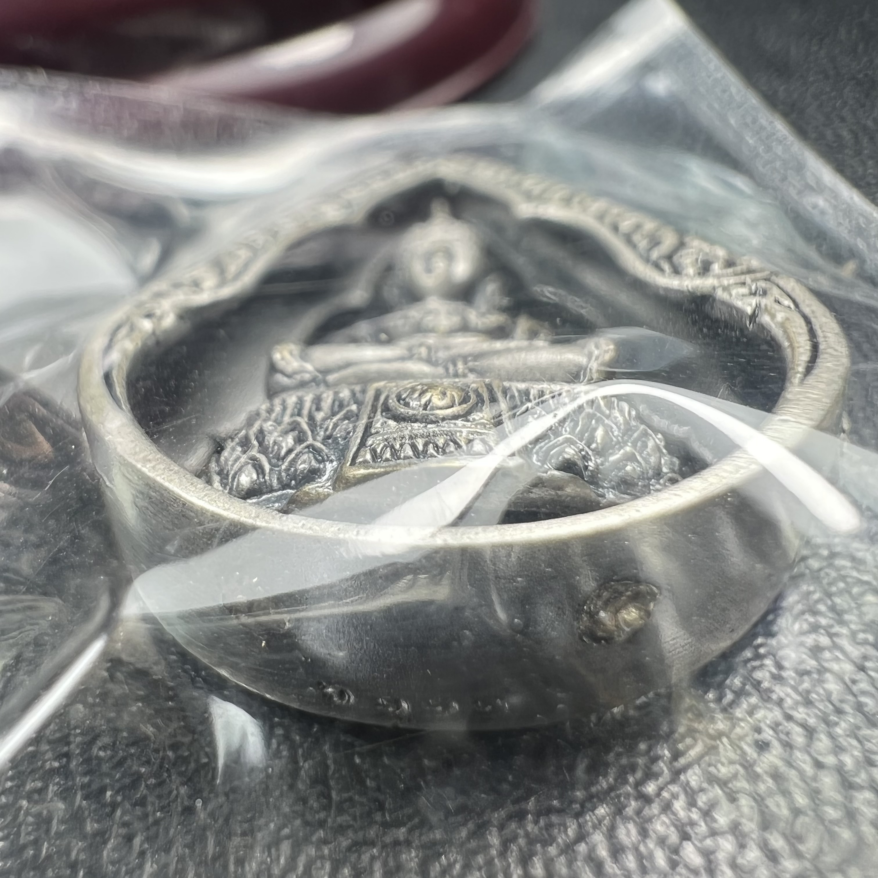 พระแก้วมรกต ภปร.(รุ่นแรก) ปี2545 รุ่นฉลองกรุงรัตนโกสินทร์ครบ 220 ปี พิมพ์ลอยองค์ทรงหยดน้ำ เนื้ออัลปาก้า ชุบเงินลงดำ ขนาด 18*27 มม. พร้อมครอบตั้งโชว์เดิม องค์พระซีนซองเดิม สวยครบสมบูรณ์