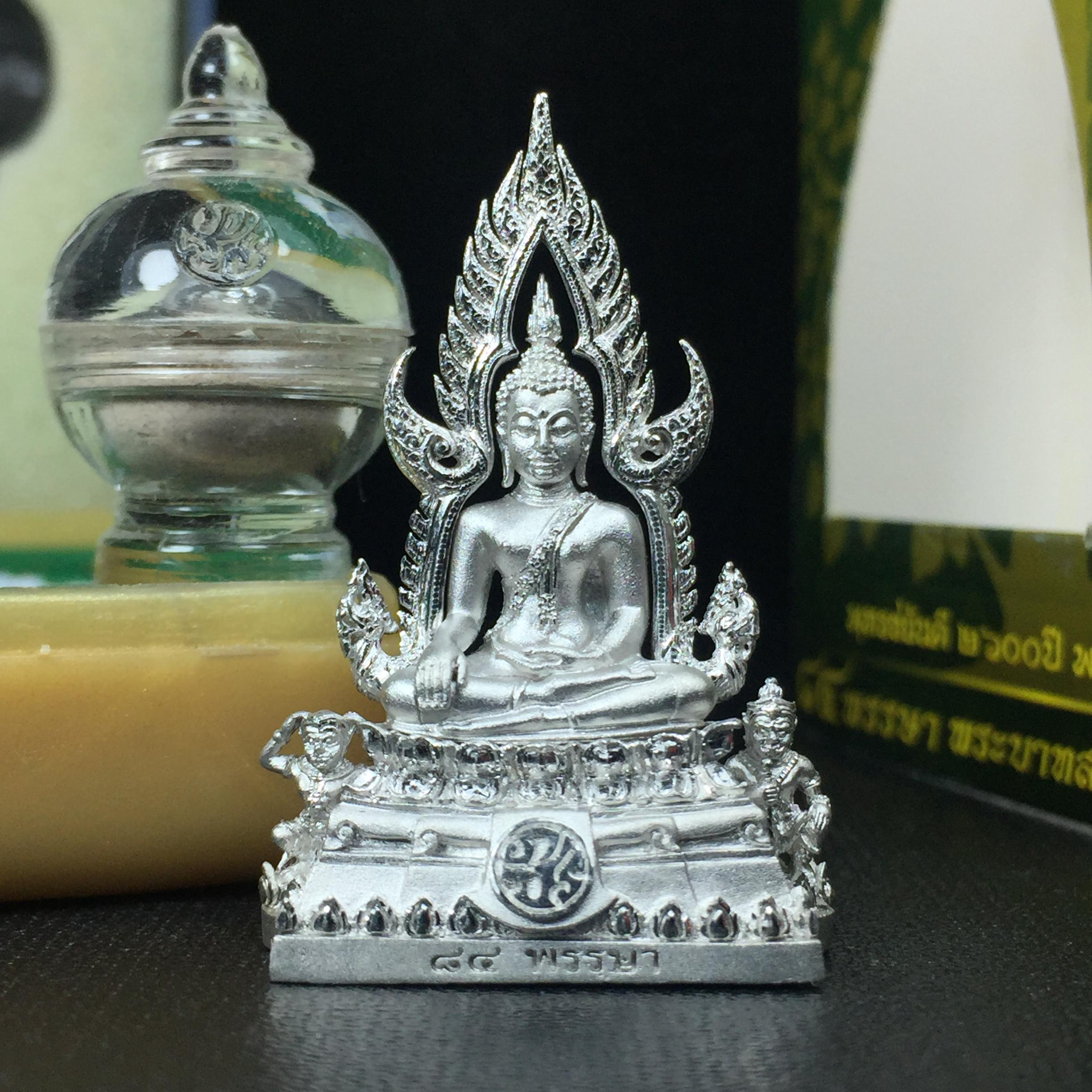 พระพุทธชินราช(จำลอง) ภปร. 84 พรรษา เนื้อเงินชุบทองคำขาว พิมพ์กลางขนาดหน้าตัก 1/2 นิ้ว(1ใน5000องค์) )(พระราชทานมวลสาร จิตรลดาและเส้นพระเจ้า(เส้นผม)รัชกาลที่9)