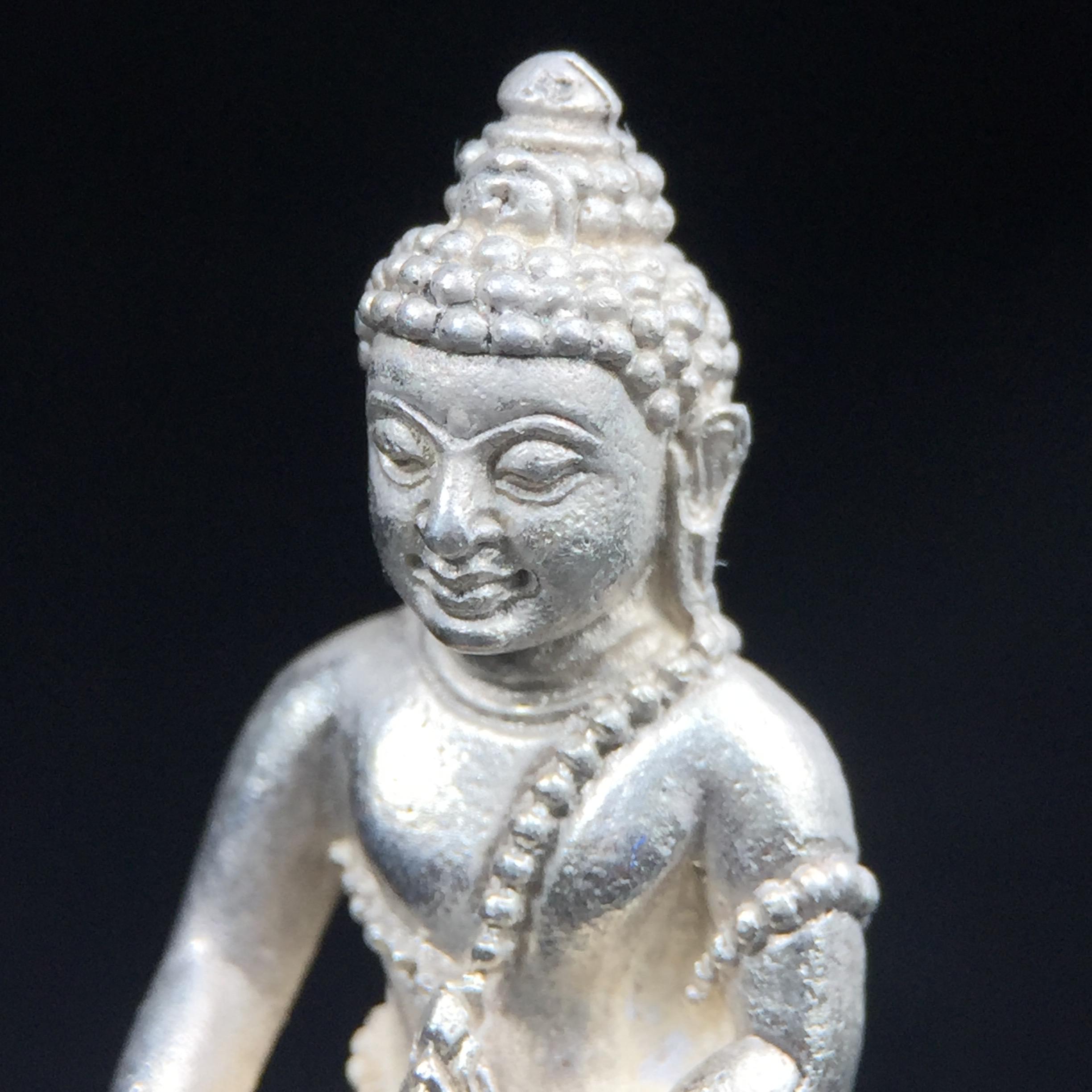 พระกริ่งศิรากาศ ภปร.(พระกริ่งคุ้มเกล้า)วัตถุมงคล"คุ้มเกล้าฯ" มูลนิธิ “คุ้มเกล้า” ในพระบรมราชูปถัมภ์ จัดสร้าง โรงพยาบาลภูมิพล เนื้อเงิน(พิมพ์หน้าไทย)(สภาพผิวสวย)(รัชกาลที่9เสด็จเททอง)(พิธีใหญ่)(นิยม)