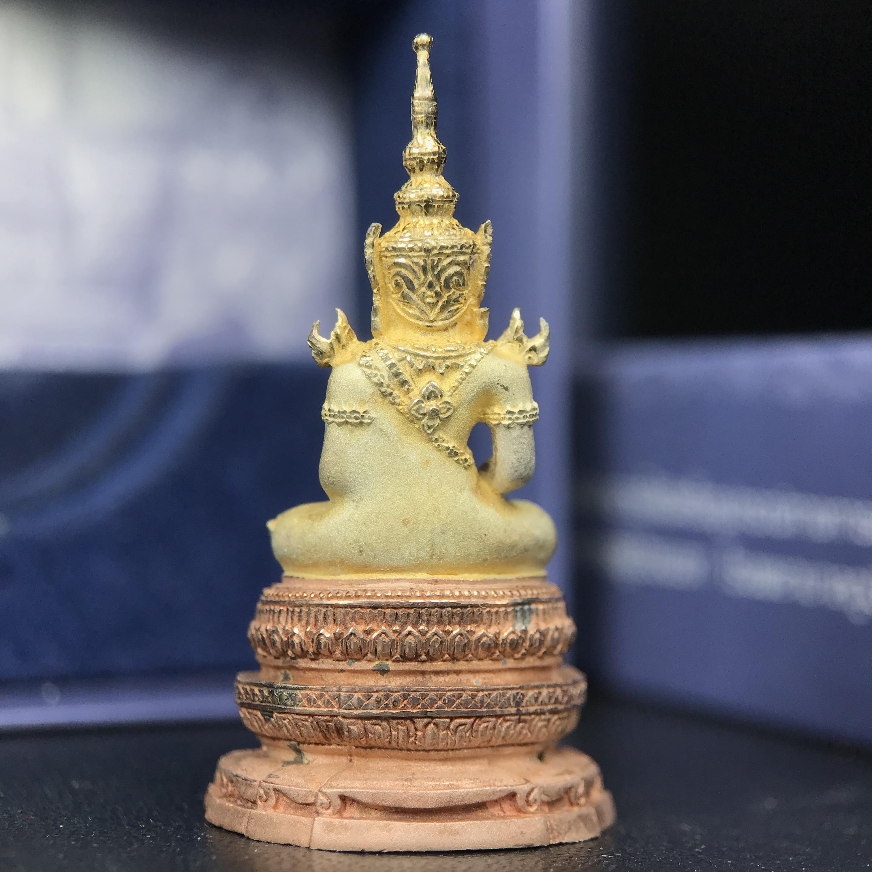 พระแก้วมรกต ภปร. ปี 2547 จัดสร้างโดยโรงพยาบาลภูมิพลอดุลยเดช เนื้อเงิน(3 กษัตริย์) ลอยองค์ หน้าตัก 1/2 นิ้ว สูง 3.7 ซม.พิธีมหามังคาภิเษก ณ พระอุโบสถวัดพระศรีรัตนศาสดาราม(วัดพระแก้ว) งดงามทรงคุณค่าอีกหนึ่งรุ่นยอดนิยม หายาก(องค์หมายเลข ๒๑๒๒)