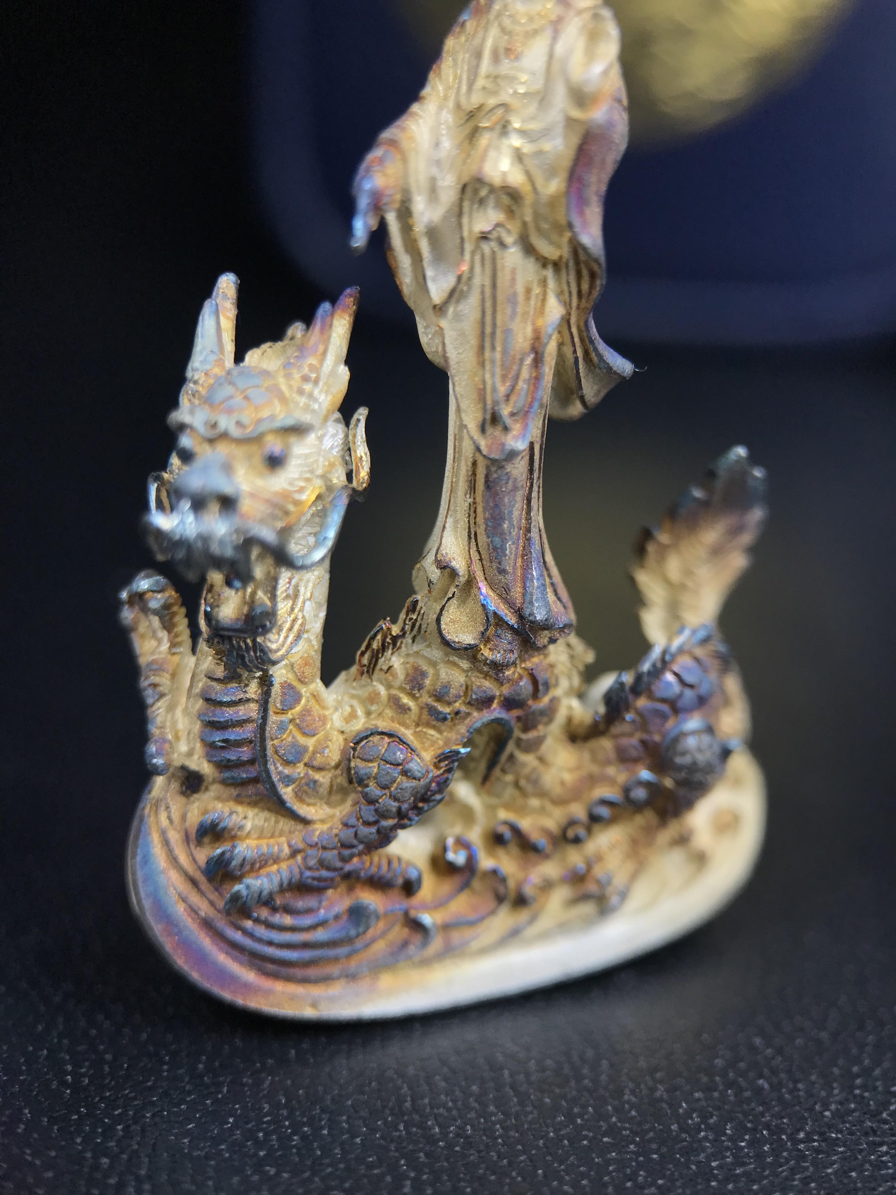 รูปหล่อลอยองค์พระโพธิสัตว์กวนอิม ทรงประทับมังกร จ.ระนอง ปี 2539 เนื้อเงิน พิมพ์ใหญ่(ผิวรุ้งไฟ)(สภาพผิวเดิมขึ้นสีรุ้งธรรมชาติสวยแบบนิยม)(เสน่ห์พระเนื้อเงินสีสันที่ธรรมชาติสรรค์สร้าง)เฉลิมฉลองในวโรกาสที่พระบาทสมเด็จพระเจ้าอยู่หัวทรงครองสิริราชสมบัติครบ50ปี