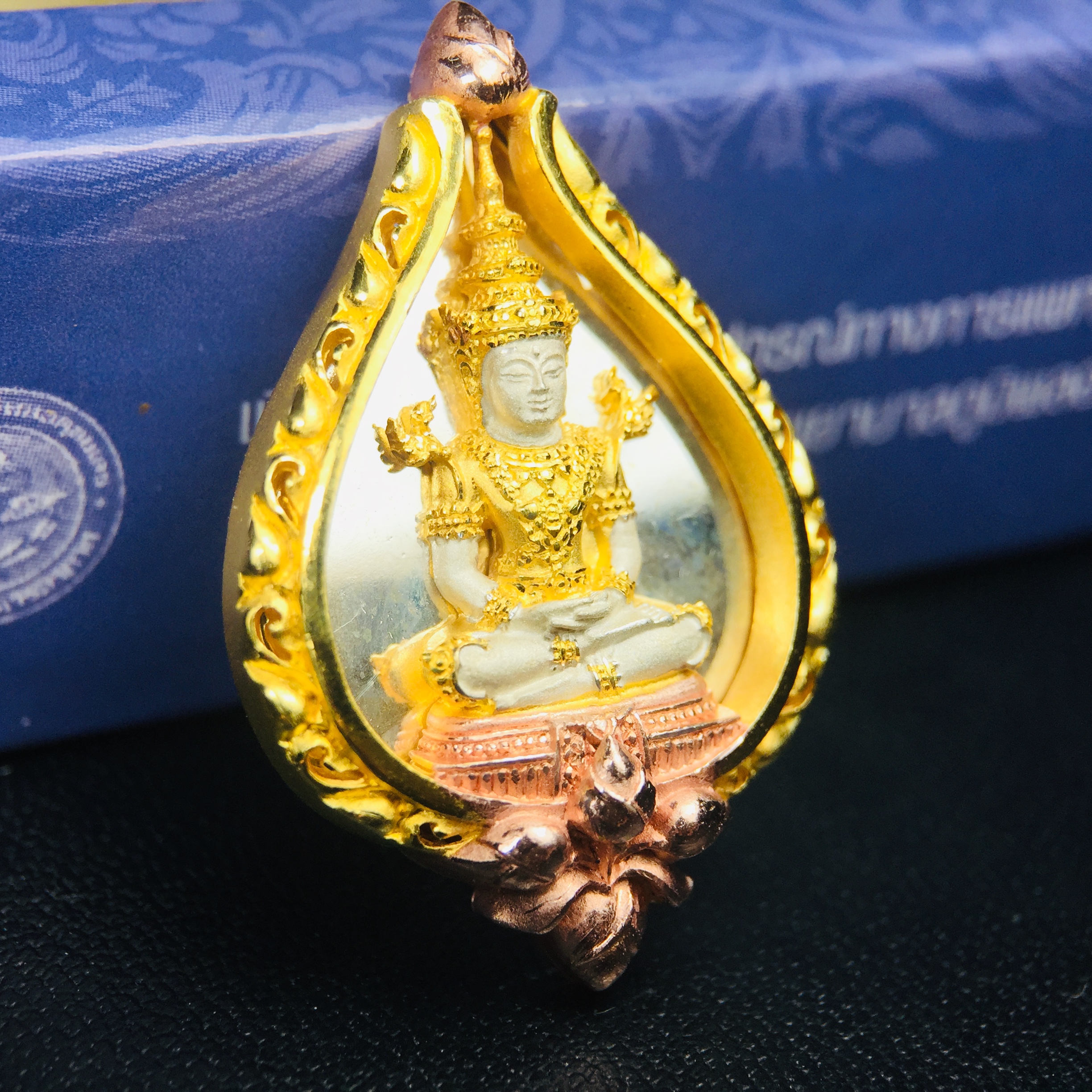 พระแก้วมรกต ภปร. ปี2547 จัดสร้างโดย รพ.ภูมิพลฯ เนื้อเงิน (3 กษัตริย์)เหรียญทรงดอกบัว งดงามทรงคุณค่าอีกหนึ่งรุ่นยอดนิยม หายาก(1ใน3000องค์)
