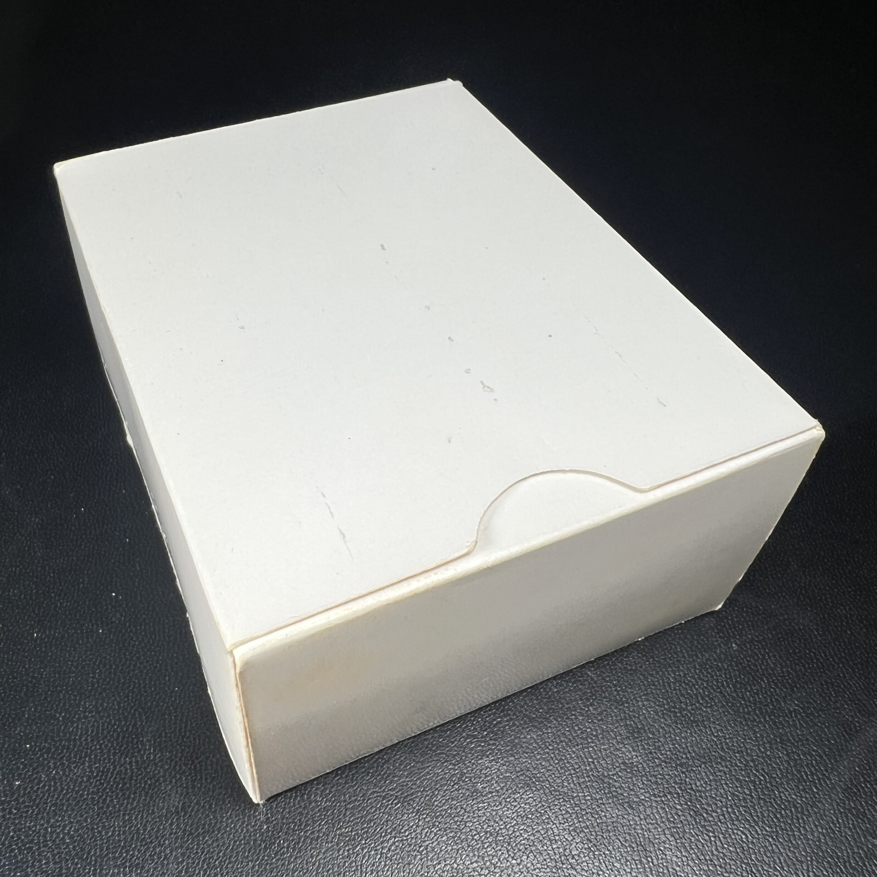 เหรียญพระพุทธญาณนเรศวร์ รุ่นแรก หลังพระปรมาภิไธย ภปร.และ สก.วัดญาณสังวราราม จ.ชลบุรี ปี 2527 เนื้อเงิน(ผิวเดิม ขึ้นรุ้งผิวน้ำทองกระจายทั่วเหรียญสวยมาก)ขนาด 2.3 x 3.8 ซม. พร้อมกล่องเดิม สมเด็จพระญาณสังวร ประธานในพิธีมหาพุทธาภิเษก(เนื้อเงินพบเจอน้อย หายาก)