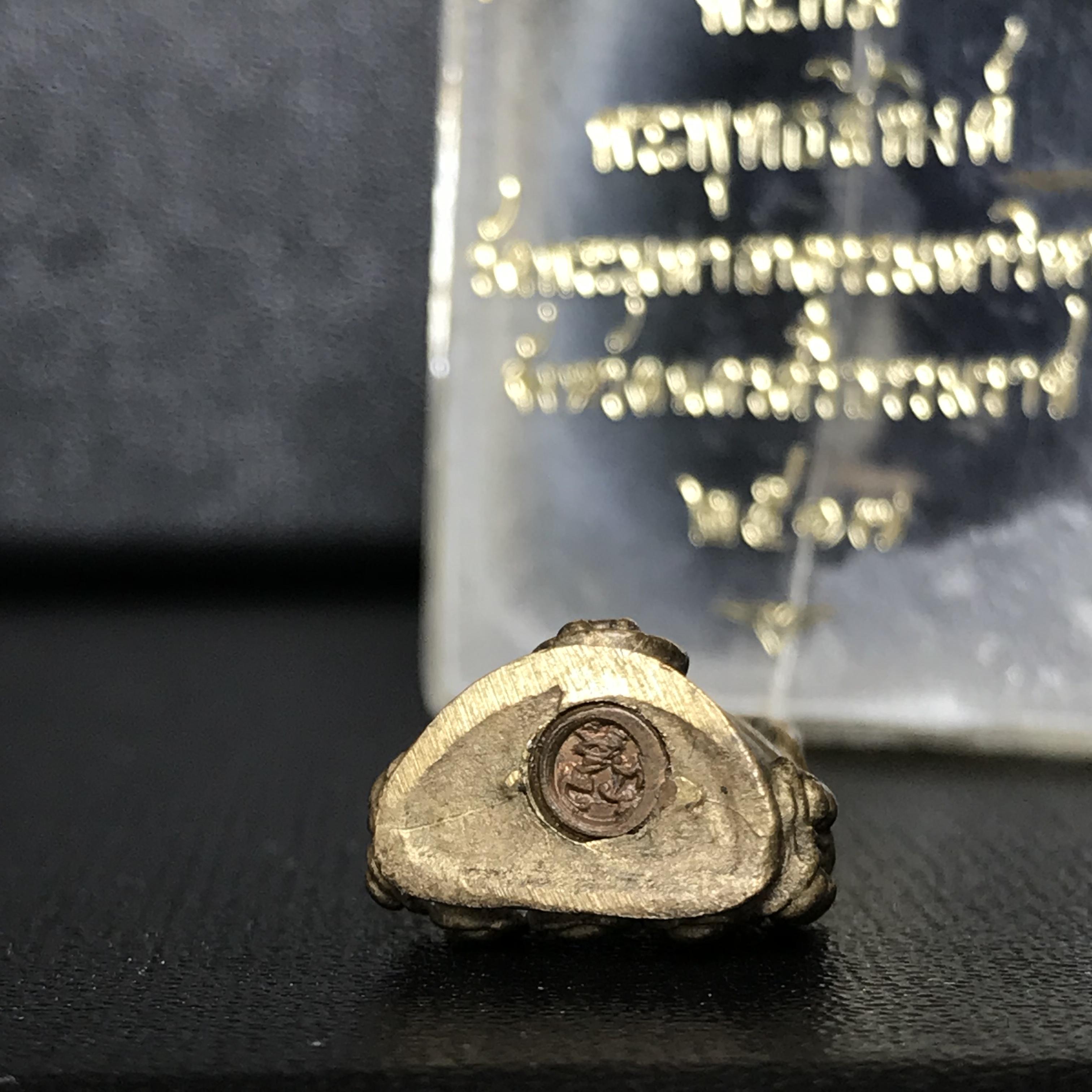 พระกริ่งพระพุทธสิหิงค์ วัดพระมหาธาตุวรมหาวิหาร จ.นครศรีธรรมราช ปี 2517 เนื้อนวโลหะ(ในหลวง ร.9 เสด็จเททอง)