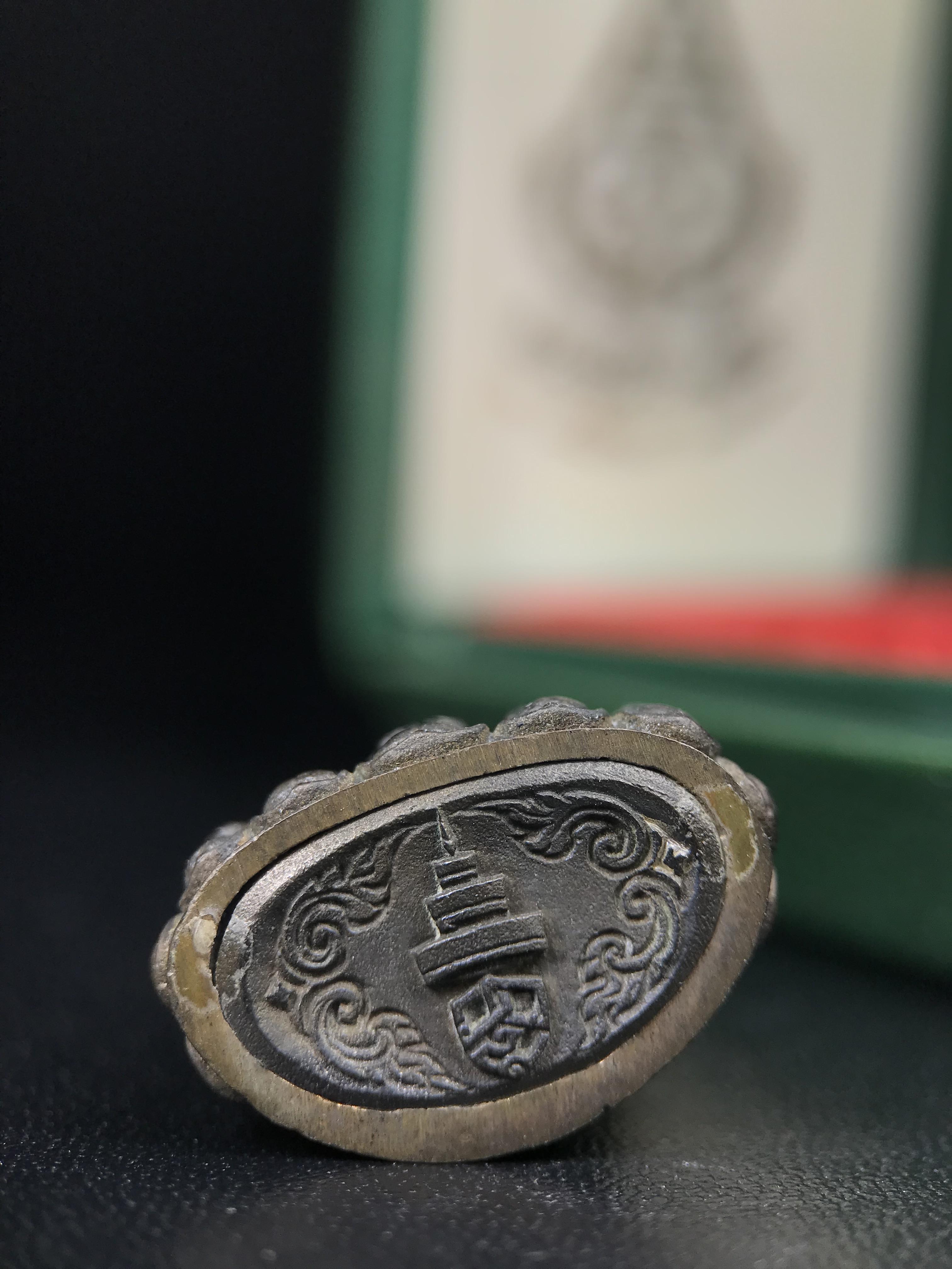 พระกริ่งวาสนา สมเด็จพระสังฆราช(วาสน์)วัดราชบพิธฯ ปี 2531 เนื้อนวโลหะ สร้างเป็นที่ระลึกในคราวที่สมเด็จพระอริยวงศาคตญาณ สมเด็จพระสังฆราช(วาสน์ วาสโน)มีพระชนมายุครบ90พรรษา(ในหลวง ร.9 เสด็จในพิธี)งานแกะแม่พิมพ์โดย นายช่างเกษม มงคลเจริญ)(1ใน1991องค์)