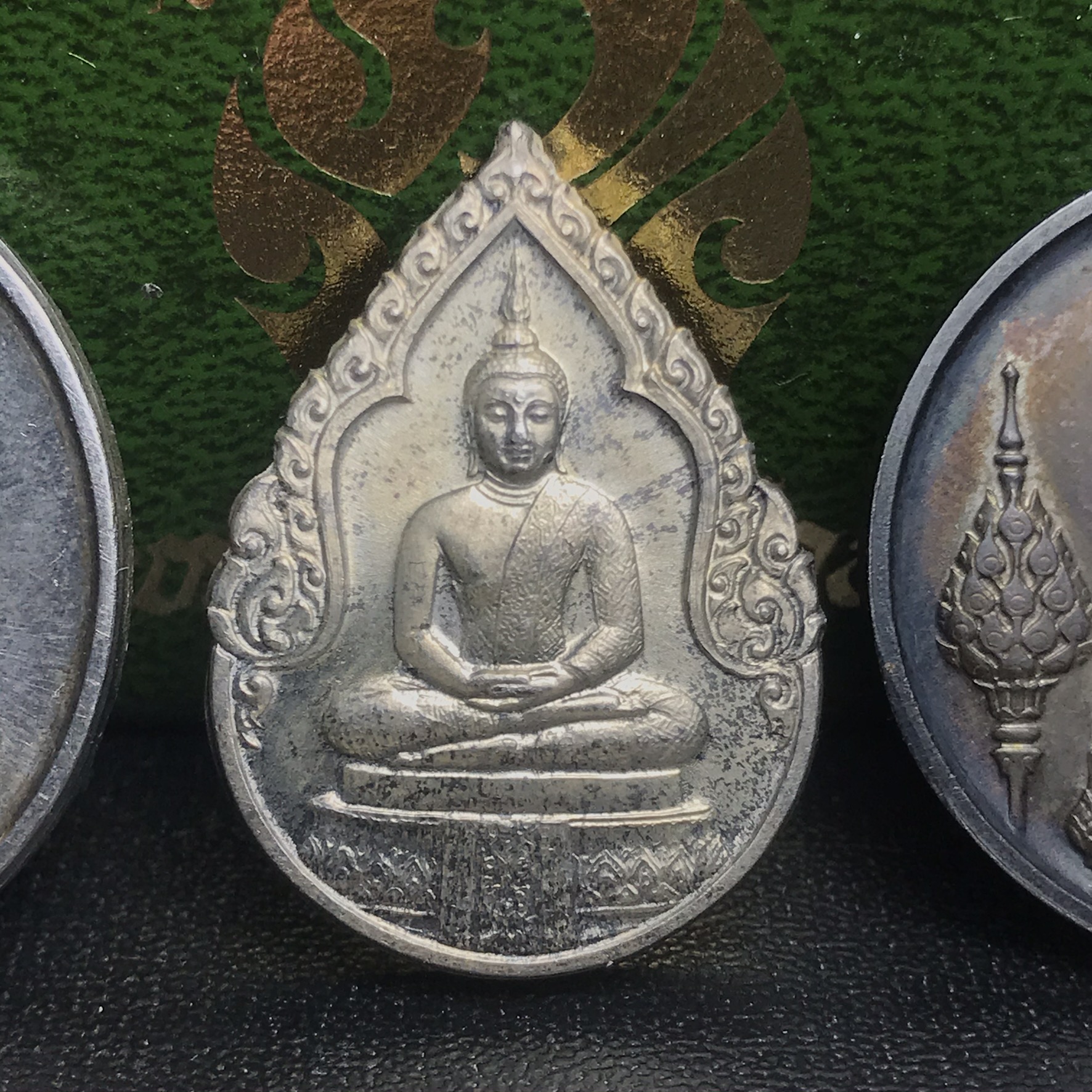 เหรียญพระแก้วมรกตหลัง ภปร ฉลองกรุงรัตนโกสินทร์ครบ 200 ปี พ.ศ.2525 เนื้อเงินกล่องบรรจุเดิมครบ3พิมพ์(บล็อกพระราชศรัธา)(ในหลวงรัชกาลที่9 เสด็จในพิธี)