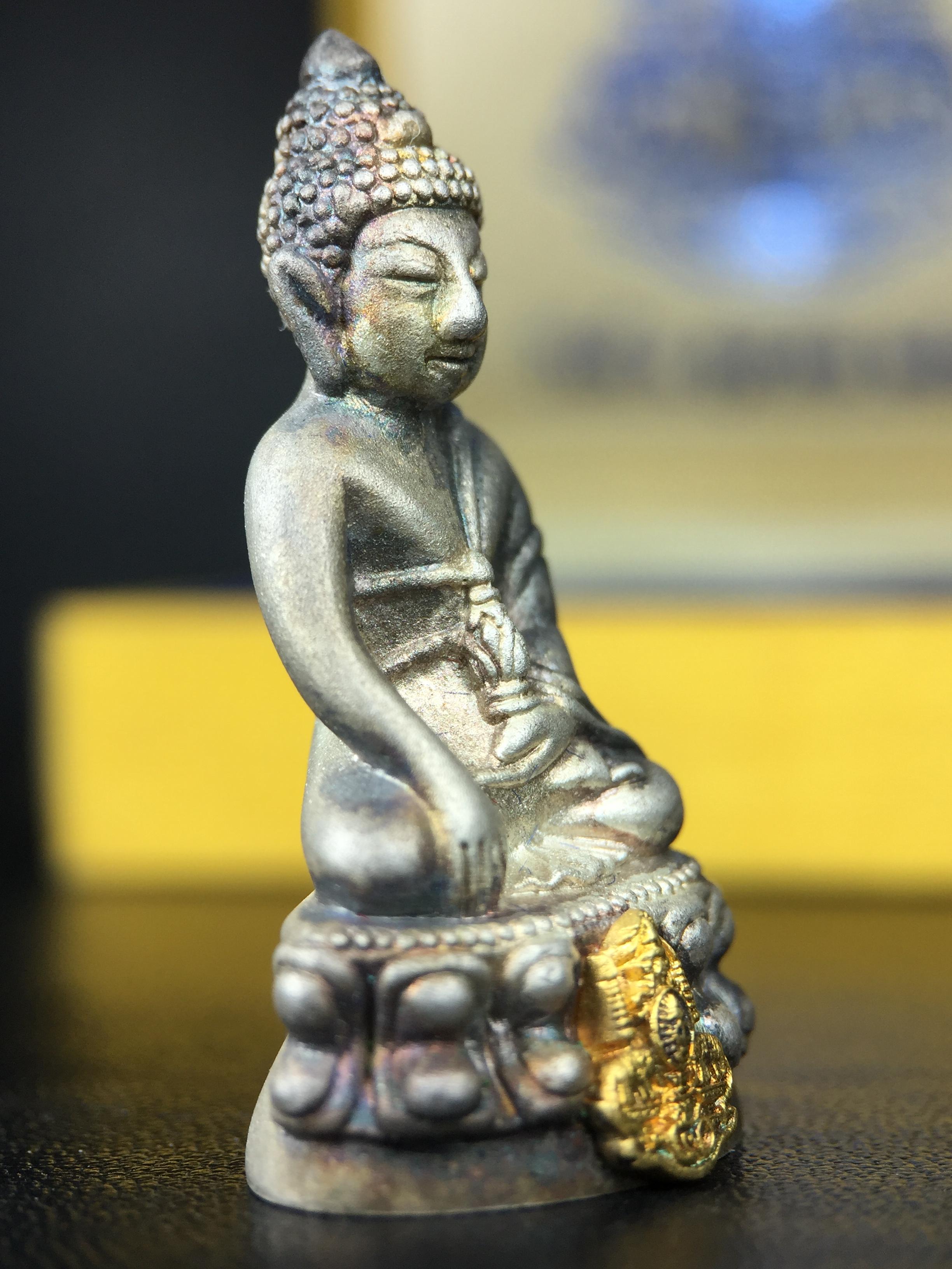 พระกริ่งสมเด็จญาณ วัดบวรนิเวศวิหาร เนื้อเงินบริสุทธิ์ 92.5% ตรากาญจนาภิเษกทองคำ(เนื้อทองคำแท้) พระราชทานแจกเมื่อ 3 ตุลาคม 2538 จัดสร้างในวโรกาส สมเด็จพระญาณสังวร สมเด็จพระสังฆราช ฉลองพระชนมายุครบ 82 พรรษา และฉลองครองราชสมบัติครบ 50 ปี รัชกาลที่ 9(หายาก)