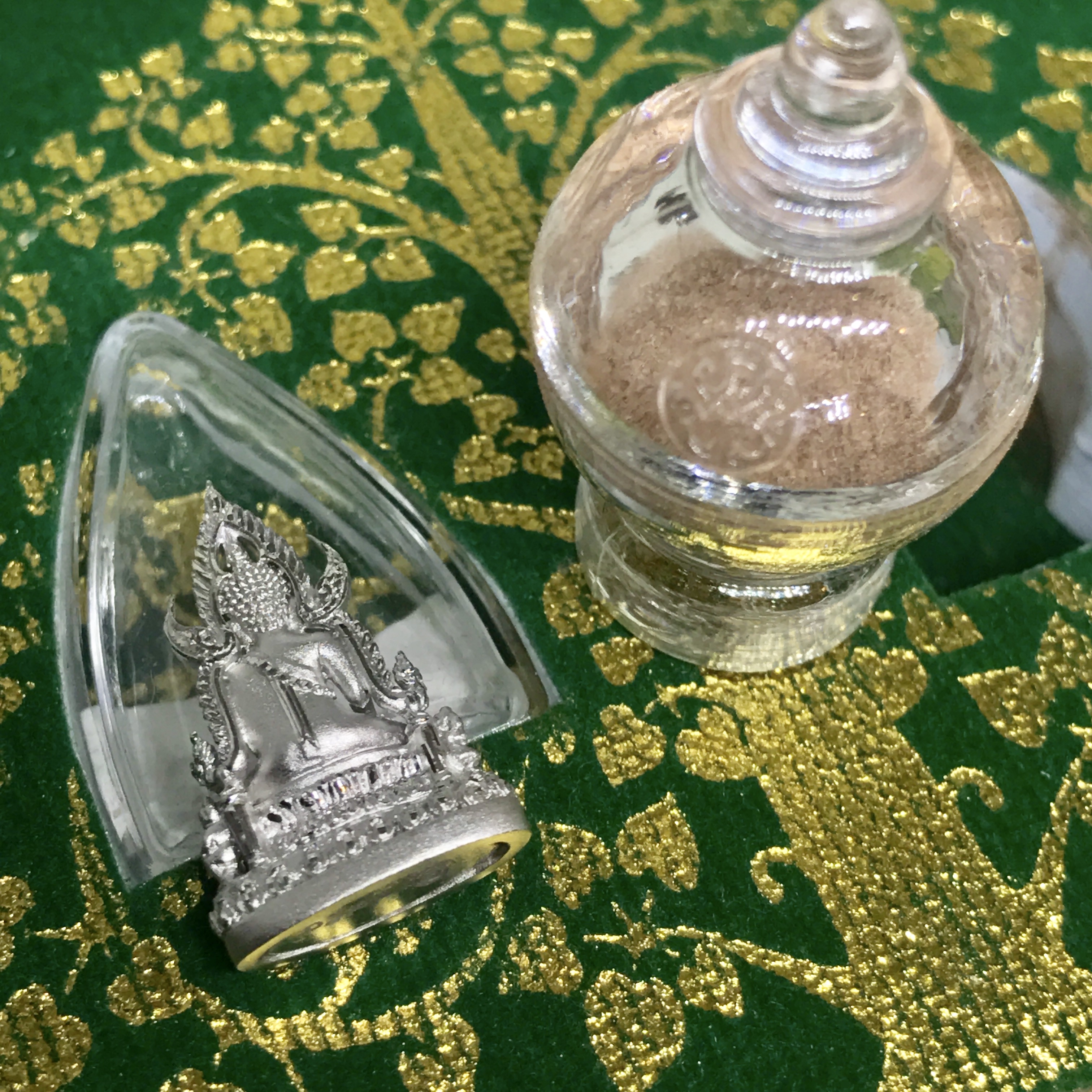 พระพุทธชินราช(จำลอง) ภปร 84 พรรษา เนื้อเงินชุบทองคำขาว พิมพ์เล็กขนาดหน้าตัก 1/4 นิ้ว