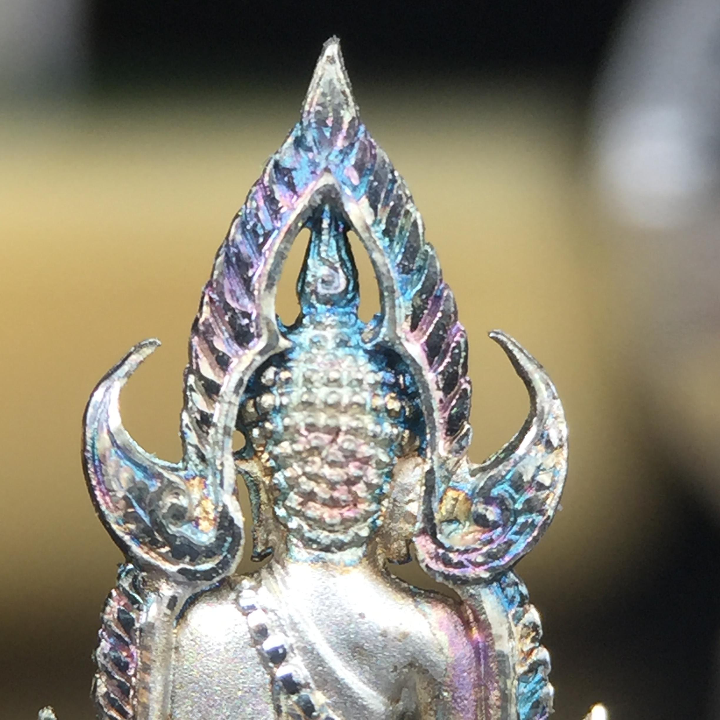 พระพุทธชินราช(จำลอง) ภปร. 84 พรรษา เนื้อเงินชุบทองคำขาว พิมพ์เล็กขนาดหน้าตัก 1/4 นิ้ว (สภาพผิวเดิมสวย ขึ้นสีรุ้งธรรมชาติ แบบนิยม)(พระราชทานมวลสาร จิตรลดาและเส้นพระเจ้า(เส้นผม))พุทธศิลป์ทรงคุณค่าอีกหนึ่งรุ่นยอดนิยม