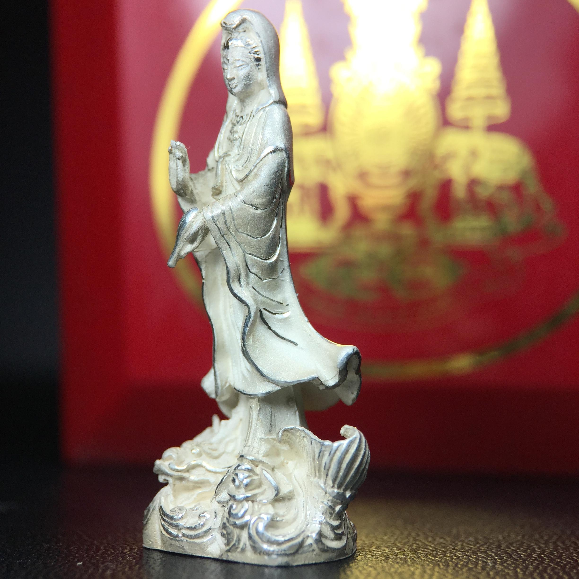 รูปหล่อลอยองค์ พระมหาโพธิสัตว์กวนอิม ทรงประทับมังกร เนื้อเงินพ่นทรายขัดเงาบางส่วน โครงการสร้าง พระศรีอริยะเมตตรัยมหาโพธิสัตว์ น้อมถวายพระบาทสมเด็จพระเจ้าอยู่หัว ทรงครองศิริราชสมบัติครบ 50 ปี มหาพุทธาภิเษก วันที่ 6 เมษายน 2540 วัดโพธิ์แมนคุณาราม กรุงเทพฯ