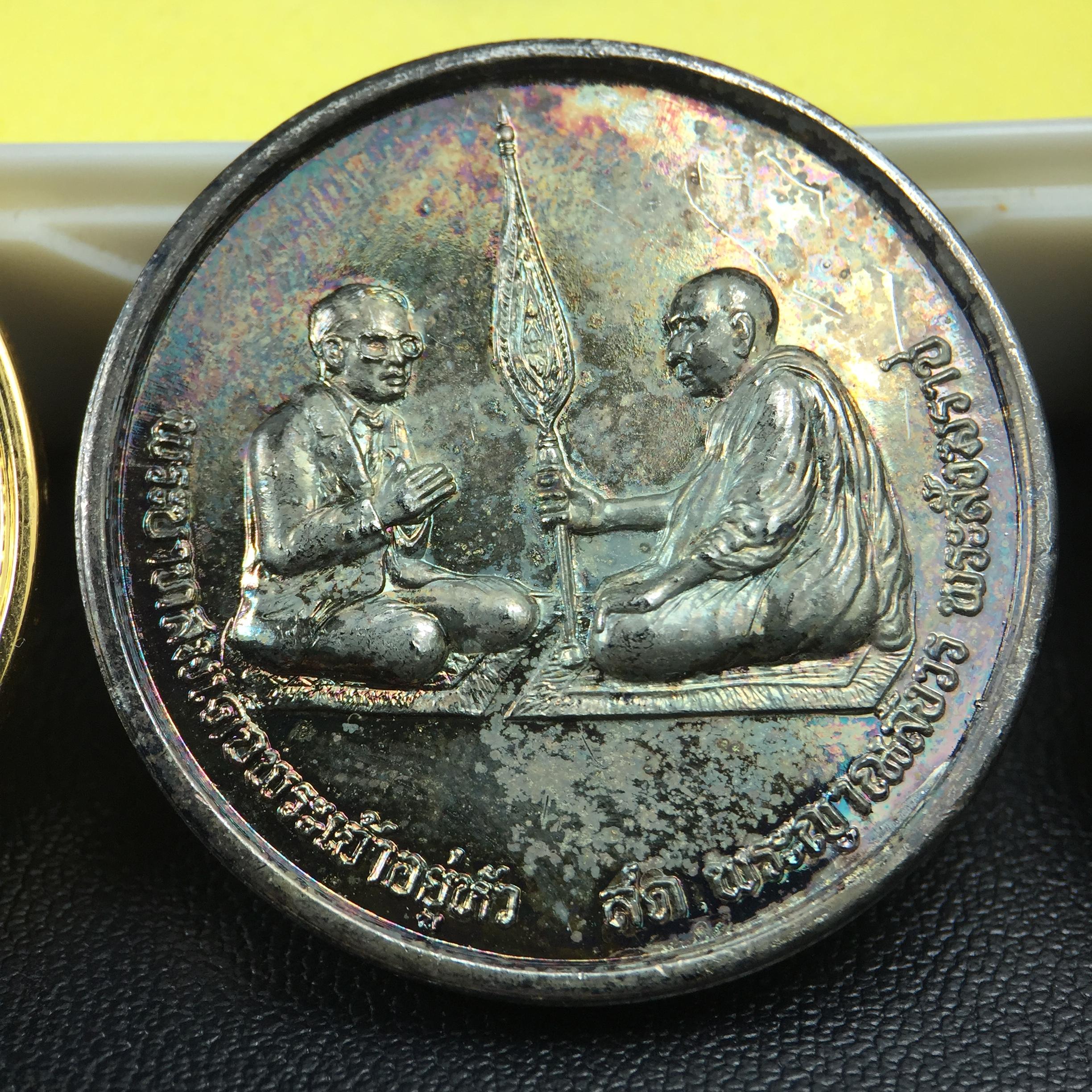 เหรียญสนทนาธรรม ในหลวงรัชกาลที่ 9 สมเด็จพระญาณสังวร หลังพระสยามเทวาธิราช ปี 2543 วัดบวรนิเวศวิหาร ชุดกรรมการ(เนื้อกะไหล่ทอง+กะไหล่เงิน+ทองแดงรมน้ำตาล)พร้อมกล่องบรรจุเดิม(ชุดหายาก สภาพผิวกะไหล่เดิมจากผู้จัดสร้าง ผิวขึ้นรุ้งธรรมชาติสวยจัด แชมป์ๆ)1 ใน 343ชุด