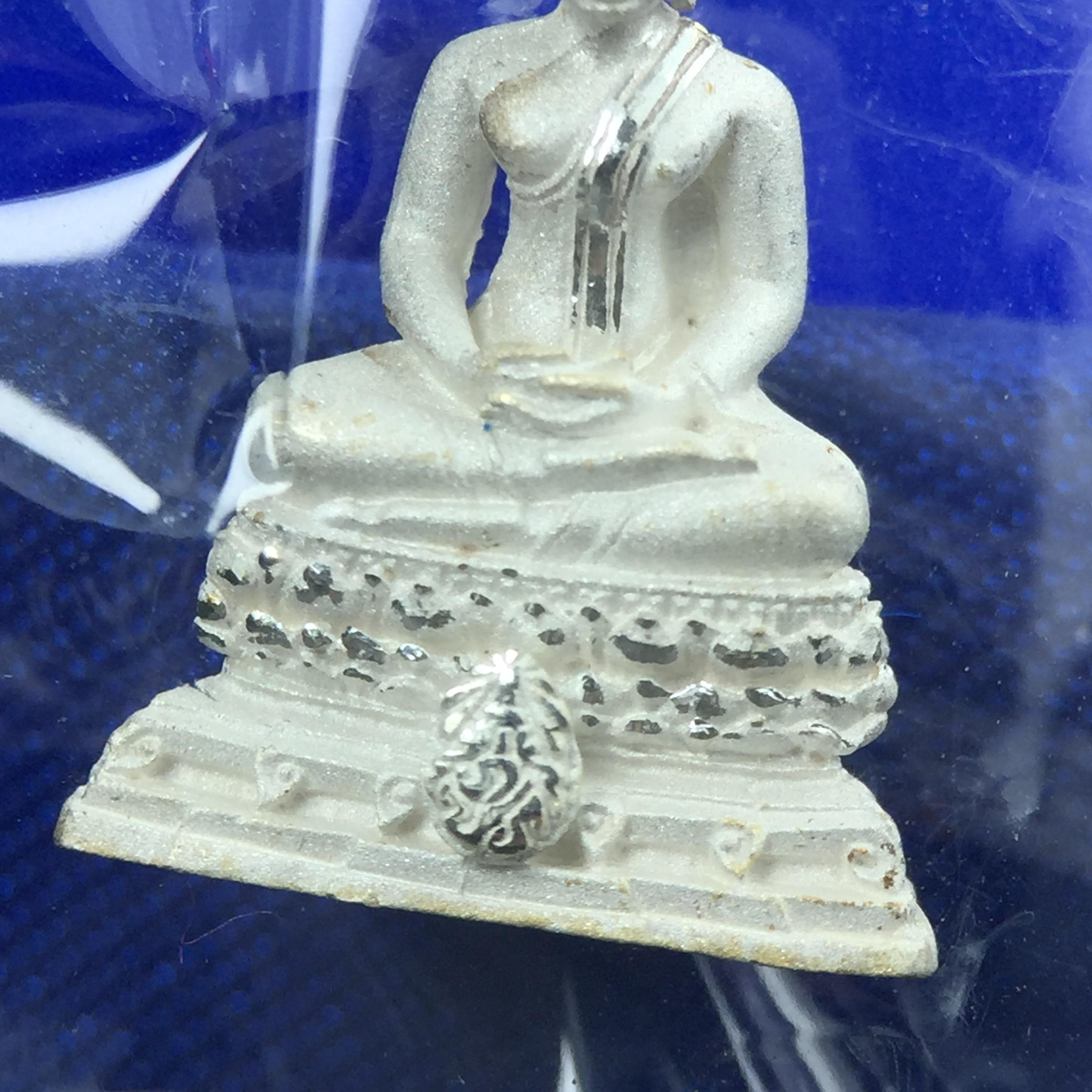 พระชัยวัฒน์พุทธสิหิงค์ ภปร. รุ่นสร้างหอพระธรรมศาสตร์ ปี2542 เนื้อเงิน(ผิวเดิม ซีนซองเดิม กล่องครบสวยสมบูรณ์) มหาพิธี 3วาระอันยิ่งใหญ่(ตอกโค๊ตและหมายเลข)1ใน 10000 องค์