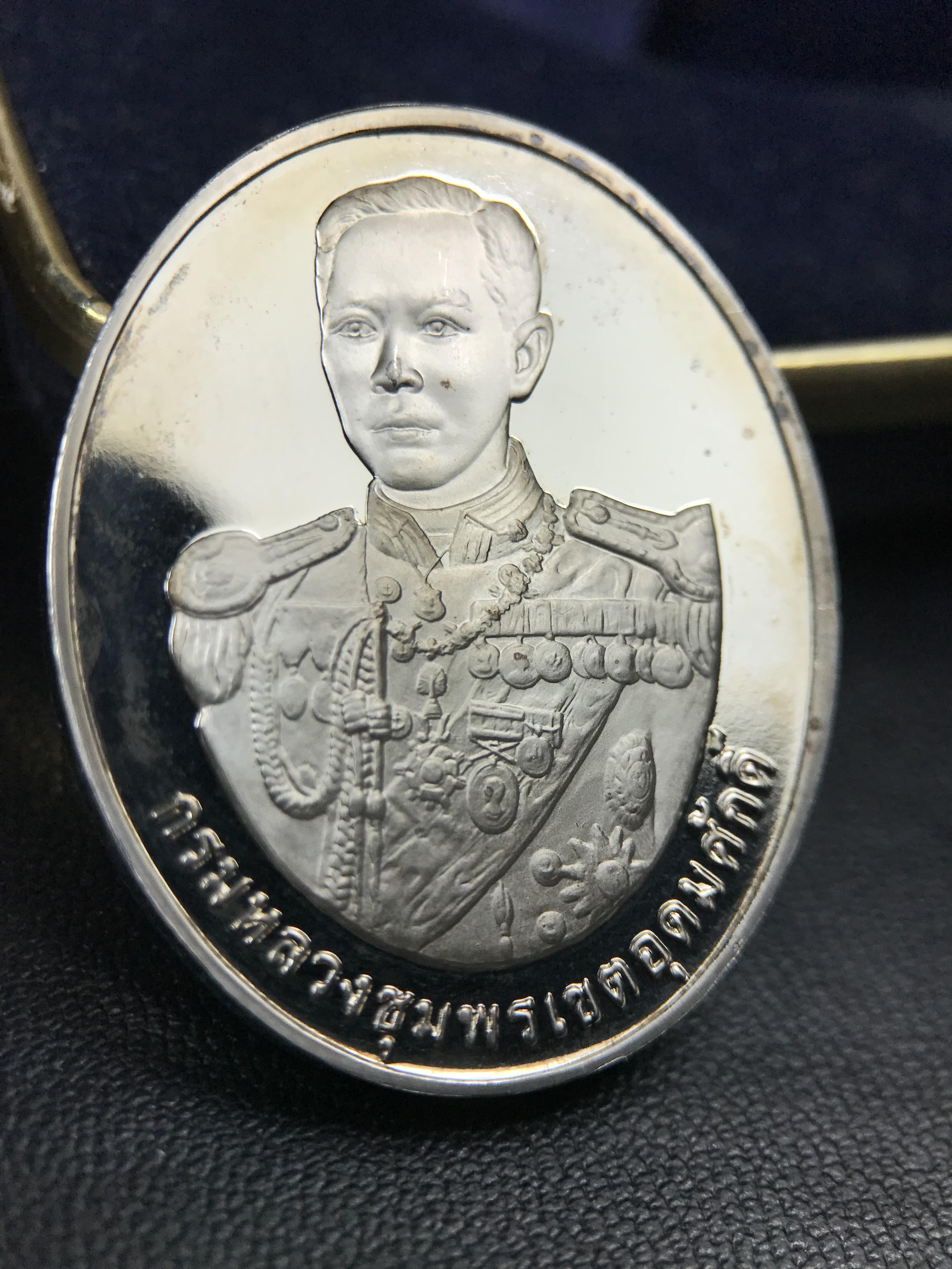 เหรียญหลวงพ่อเงิน – กรมหลวงชุมพรฯ วัดบางคลาน เหรียญไข่สองหน้า เนื้อเงิน 99.99% ขัดเงา ขนาดสูง 3.1 ซม. ประกอบพิธีมหาพุทธาภิเษก ณ อุโบสวัดหิรัญญาราม(วังตะโก) บางคลาน จ.พิจิตร เมื่อวันอังคารที่ 3 มี.ค.2541( เหรียญออกโดยโรงงานกษาปณ์ เพิร์ธ ประเทศออสเตรเลีย )