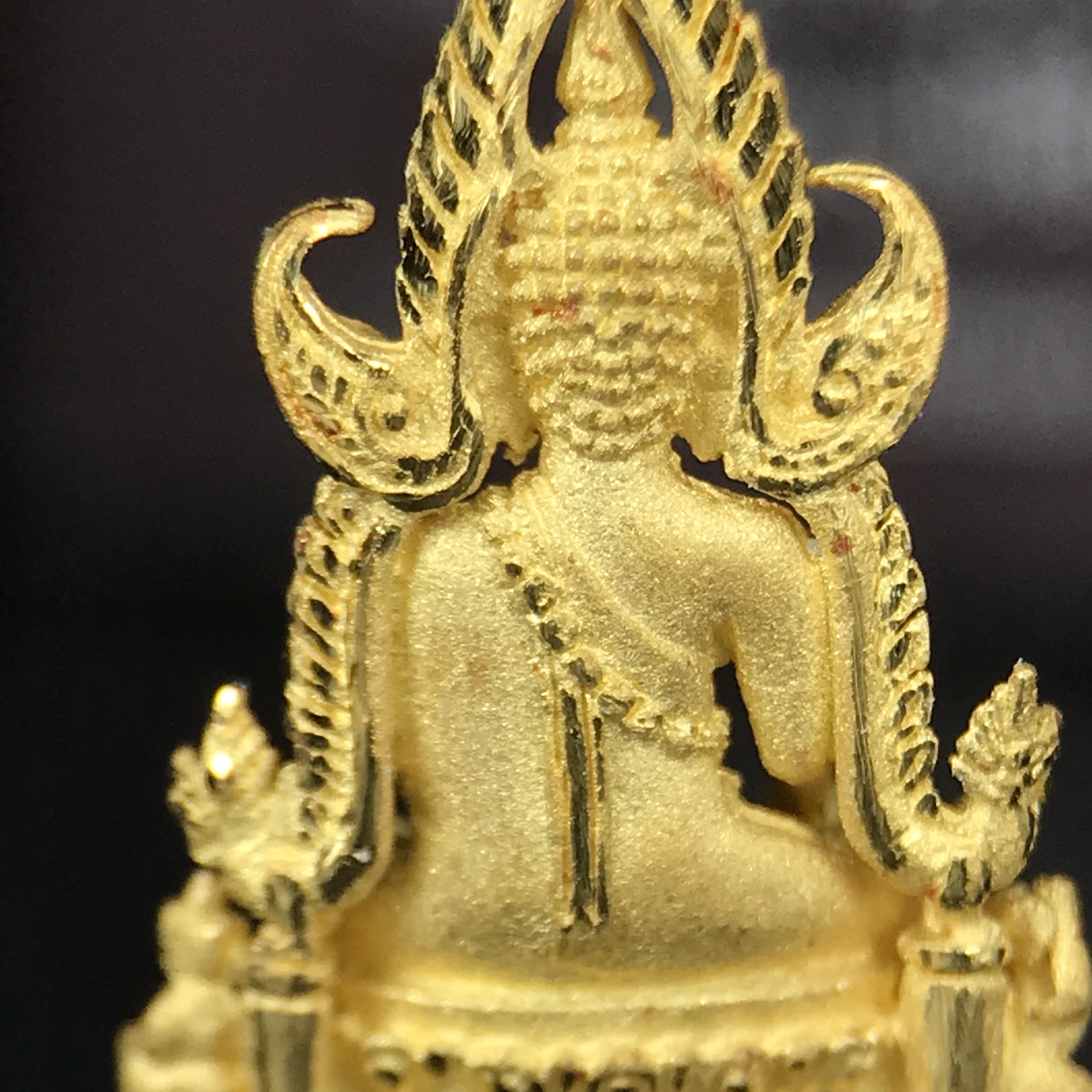 พระพุทธชินราช ภปร. โครงการ "เพราะแผ่นดินนี้ คือ แผ่นดินเกิด" ปี 2548(รุ่นแรก) ลอยองค์เนื้อทองคำบริสุทธิ์ 96.5% (น้ำหนัก 2.5 กรัม) หน้าตัก 1/4 นิ้ว (ขนาด 1.6 x1.1 ซม.) พุทธศิลป์งดงามทรงคุณค่า รุ่นยอดนิยม