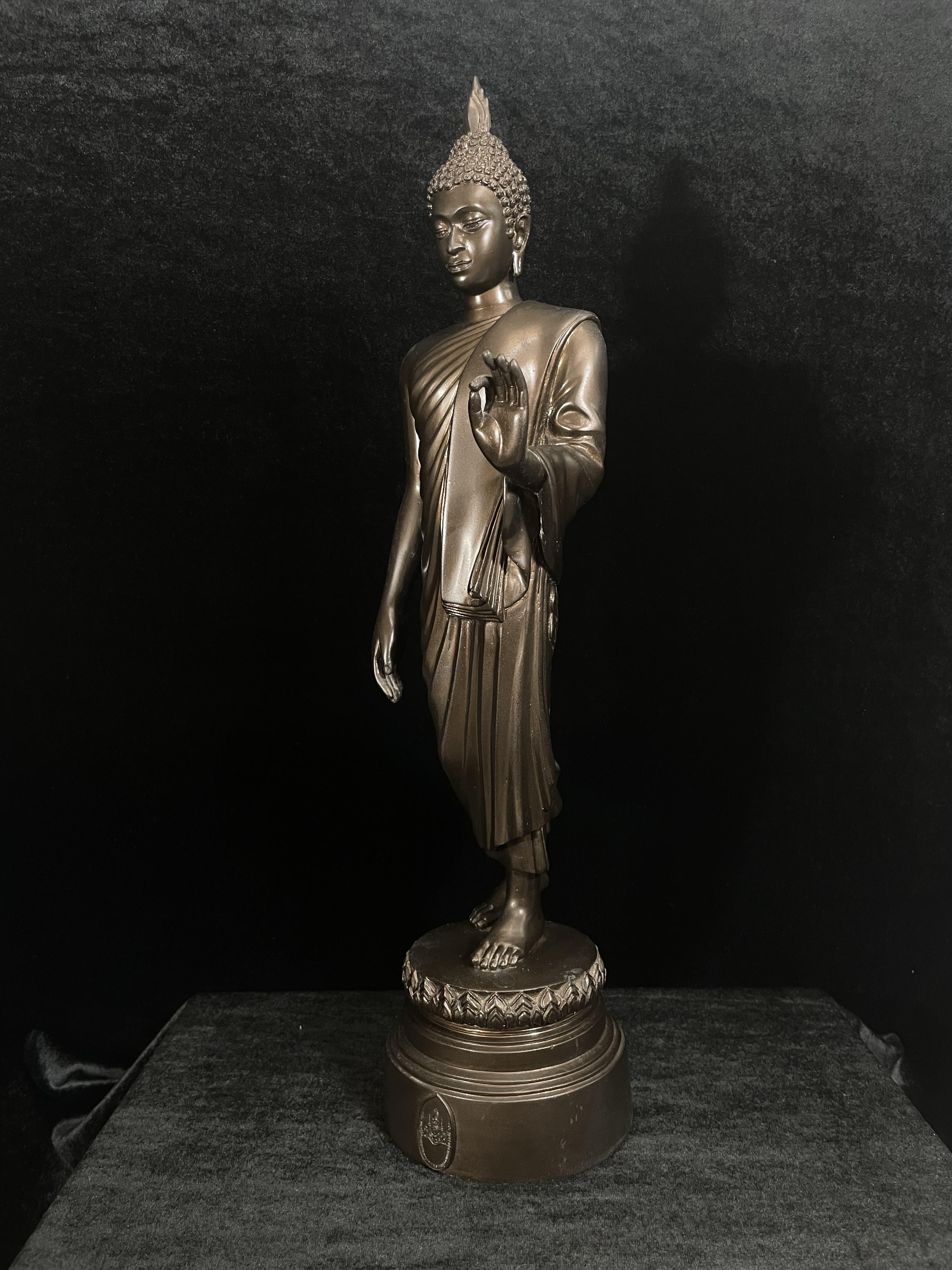 พระบูชา 25พุทธศตวรรษ พระศรีศากยะทศพลญาณ ประธานพุทธมณฑลสุทรรศน์ ปี2530 ตราสัญลักษณ์ ในมหาวาระพระชนมพรรษา ครบ 5 รอบ 60 พรรษา เมื่อ 5 ธันวาคม ปี 2530 หมายเลข (๑๕)๔๐๕ (เลขสวยผลรวมได้ 9 เจริญก้าวหน้าในทุกๆด้าน) ขนาดความสูง 15 นิ้ว รวมฐานสูง 18 นิ้ว(นิยมหายาก)