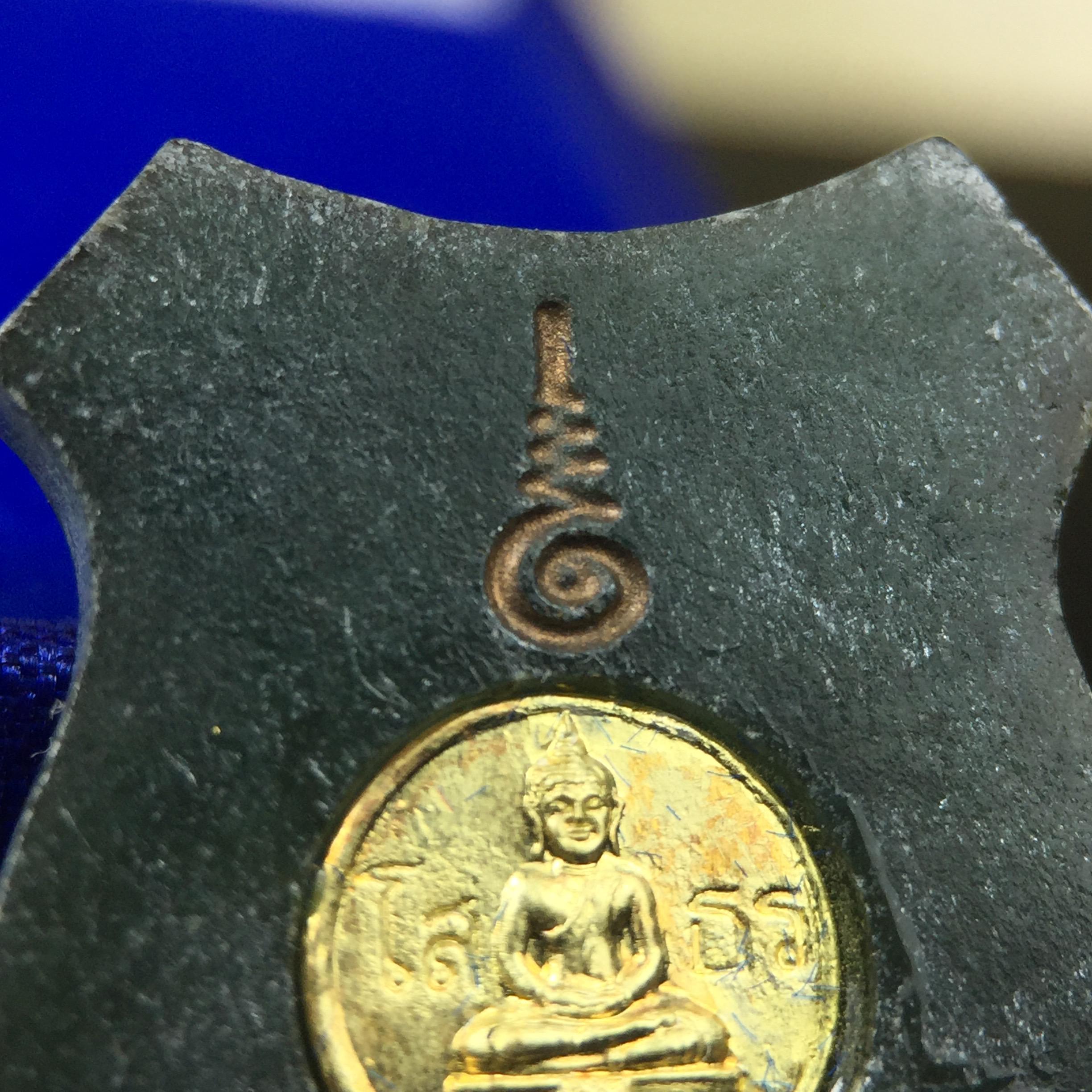 พระพุทธโสธร เนื้อหยก(รุ่นแรก)รุ่นประวัติศาสตร์ พุทธาภิเษก วันที่ 3 กันยายน พ.ศ.2543 ณ พระอุโบสถวัดโสธรวรารามวรวิหาร อ.เมือง จ.ฉะเชิงเทรา พิมพ์รูปอาร์มด้านหลังพระมีโค๊ตแผ่นทองคำแท้กำกับทุกองค์พร้อมกล่องบรรจุและบัตรรับรองเดิมครบชุด (1 ใน 3999 องค์)นิยมหายาก