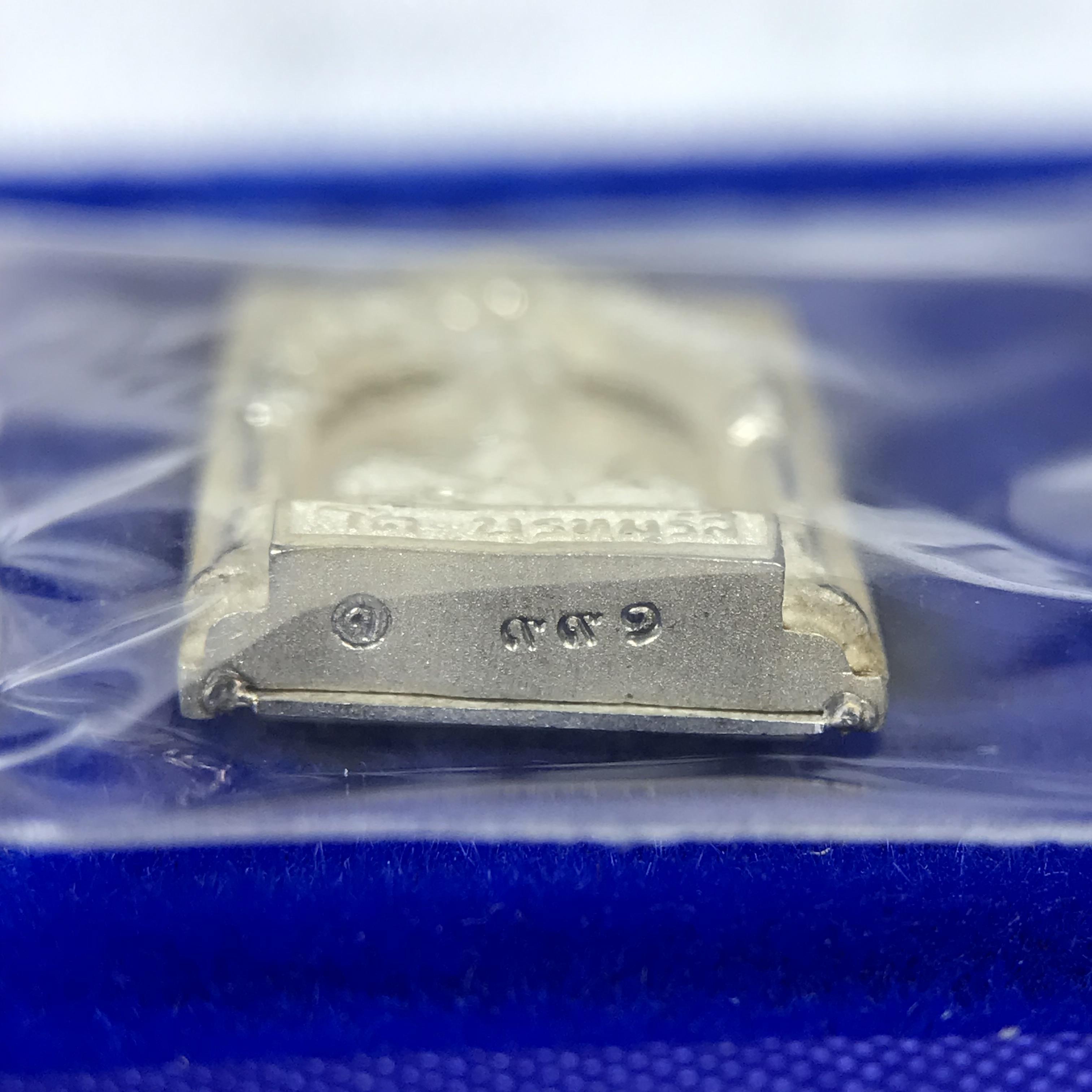 สมเด็จพุฒาจารย์ (โต พรหมรังสี) อนุสรณ์ 128 ปี สมเด็จพระญาณสังวร สมเด็จพระสังฆราช ทรงเมตตาอธิฐานจิต ปี 2543 มหาพุทธาภิเษก 3วาระ เหรียญรูปเหมือนสมเด็จพุฒาจารย์โตด้านหลังพระสมเด็จ เนื้อเงิน พิมพ์เล็ก(พิมพ์คะแนน) ขนาด 1.2 x 1.7 ซม. ทรงคุณค่าทั้งด้านความงานด้า