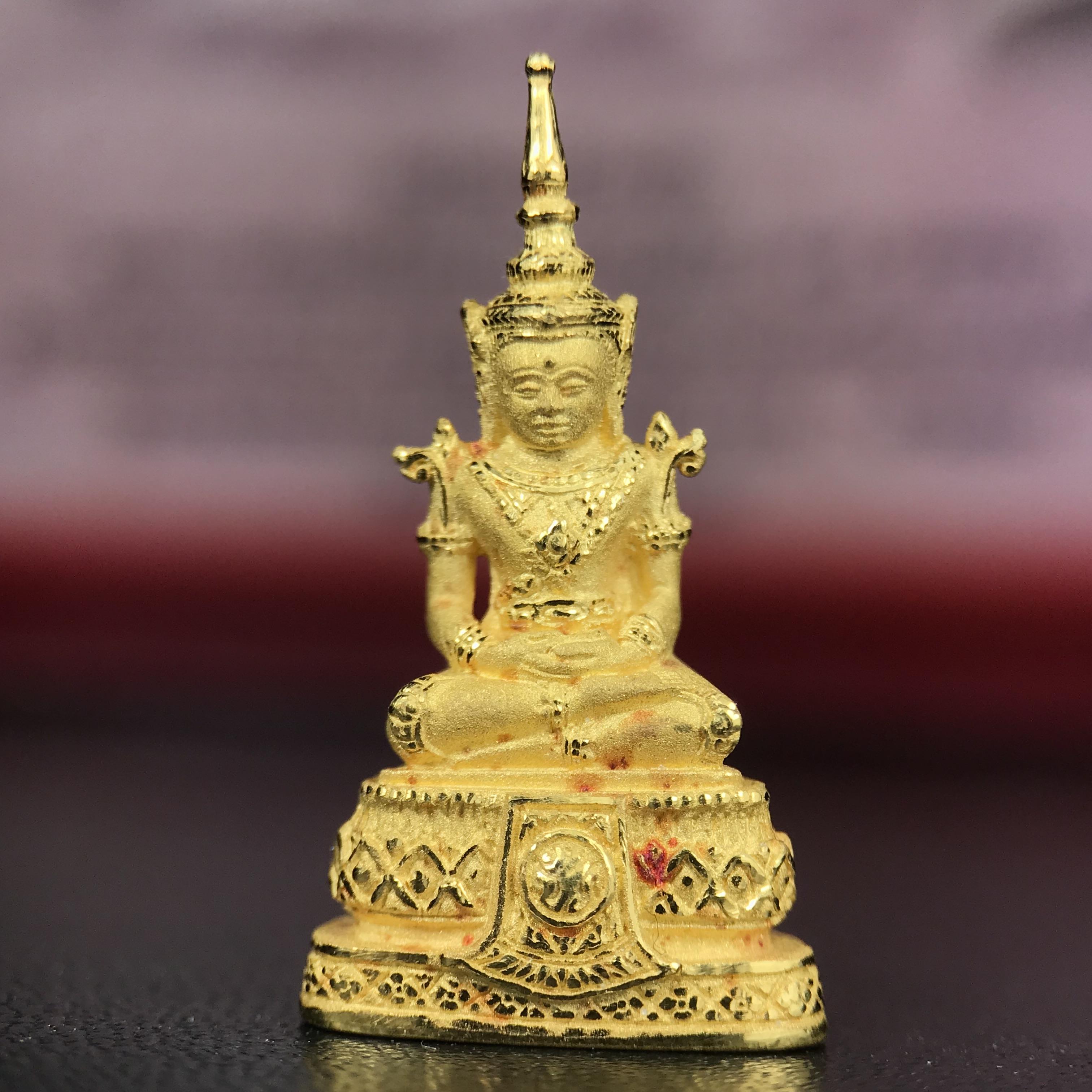 พระแก้วมรกต ภปร.(รุ่นแรก) ปี2545 รุ่นฉลองกรุงรัตนโกสินทร์ครบ 220 ปี พิมพ์ลอยองค์เล็ก เนื้อทองคำบริสุทธิ์ 96.5%(6.5กรัม) ขนาด 10*19 มม.ครบสมบูรณ์(องค์หมายเลข ๙๙)(หมายเลขมงคลเจริญก้าวหน้าในทุกๆด้าน)สุดยอดมงคลแผ่นดินที่ควรเก็บรักษา บูชาเป็นมงคลชีวิต(หายาก)