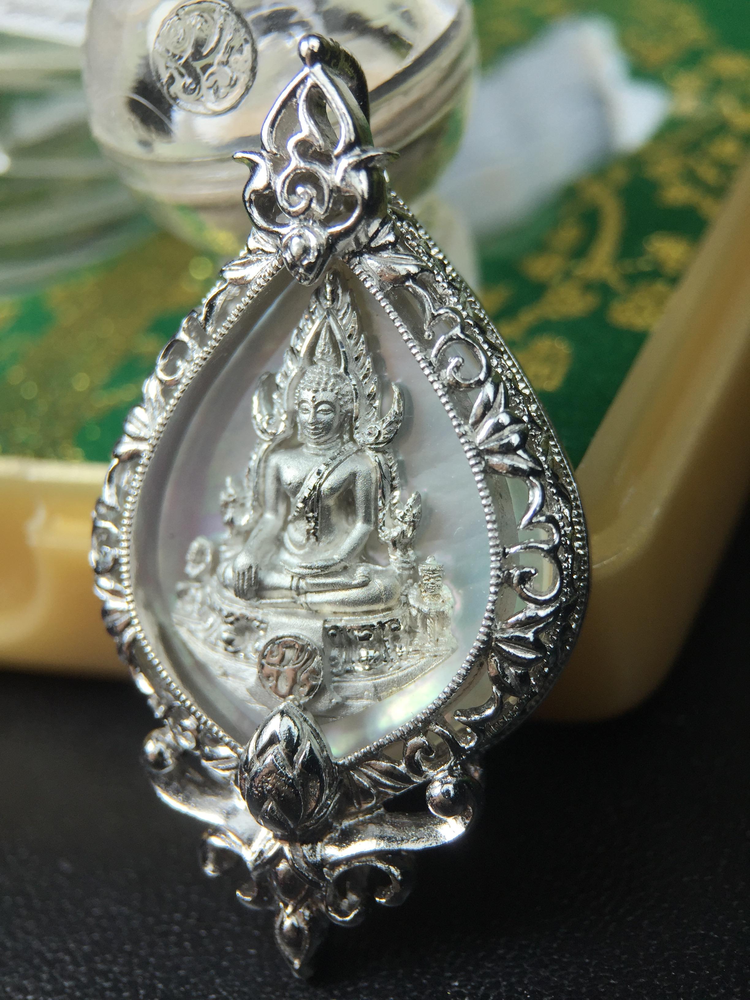 พระพุทธชินราช(จำลอง) ภปร. 84 พรรษา ทรงหยดน้ำ เนื้อเงินชุบทองคำขาว ขนาด 20*36 มม. (พระราชทานมวลสาร จิตรลดาและเส้นพระเจ้า(เส้นผม)รัชกาลที่9)พุทธศิลป์ทรงคุณค่าอีกหนึ่งรุ่นยอดนิยม งดงาม ทรงคุณค่า หายาก