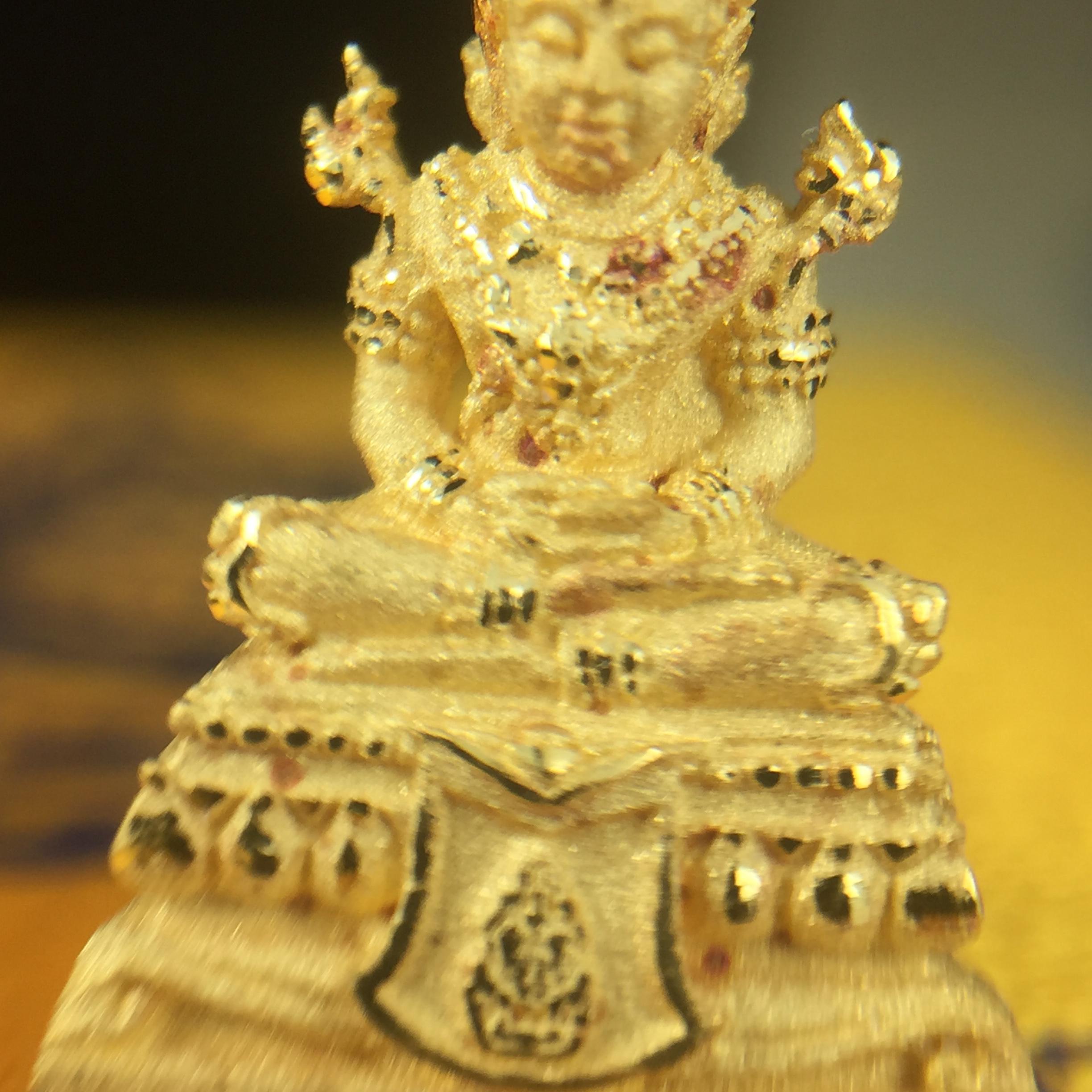 พระแก้วมรกต(จำลอง)ลอยองค์ ขนาดหน้าตัก 1/4 นิ้ว(พิมพ์เล็ก) ทรงเครื่องฤดูร้อน เนื้อทองคำ ตราสัญลักษณ์ฉลองสิริราชสมบัติครบ 60 ปี พ.ศ.2549 (สวย กล่องการ์ดใบรับรอง ครบสมบูรณ์)