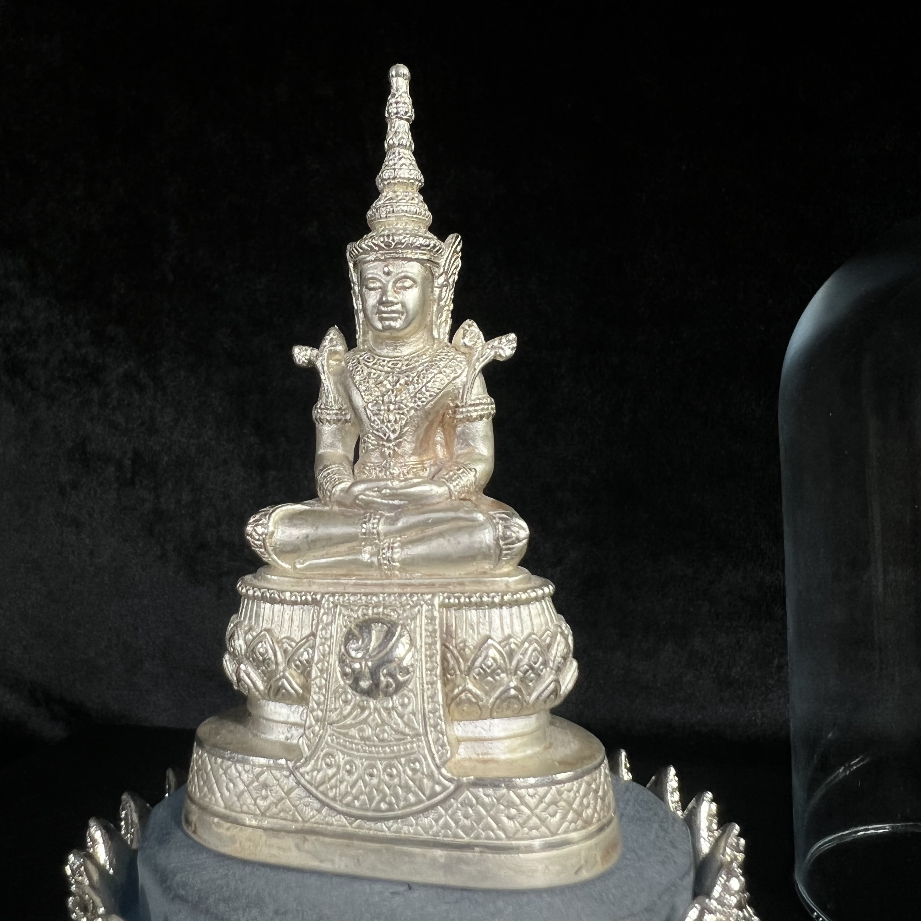 พระแก้วมรกต ภปร.(รุ่นแรก) ปี2545 รุ่นฉลองกรุงรัตนโกสินทร์ครบ 220 ปี หล่อลอยองค์ เนื้อเงินบริสุทธิ์99.9% ขนาดบูชา 50*90 มม. พร้อมฐานวางครอบแก้วเดิม(สวยงามและหายากมาก)(1ใน3000องค์)