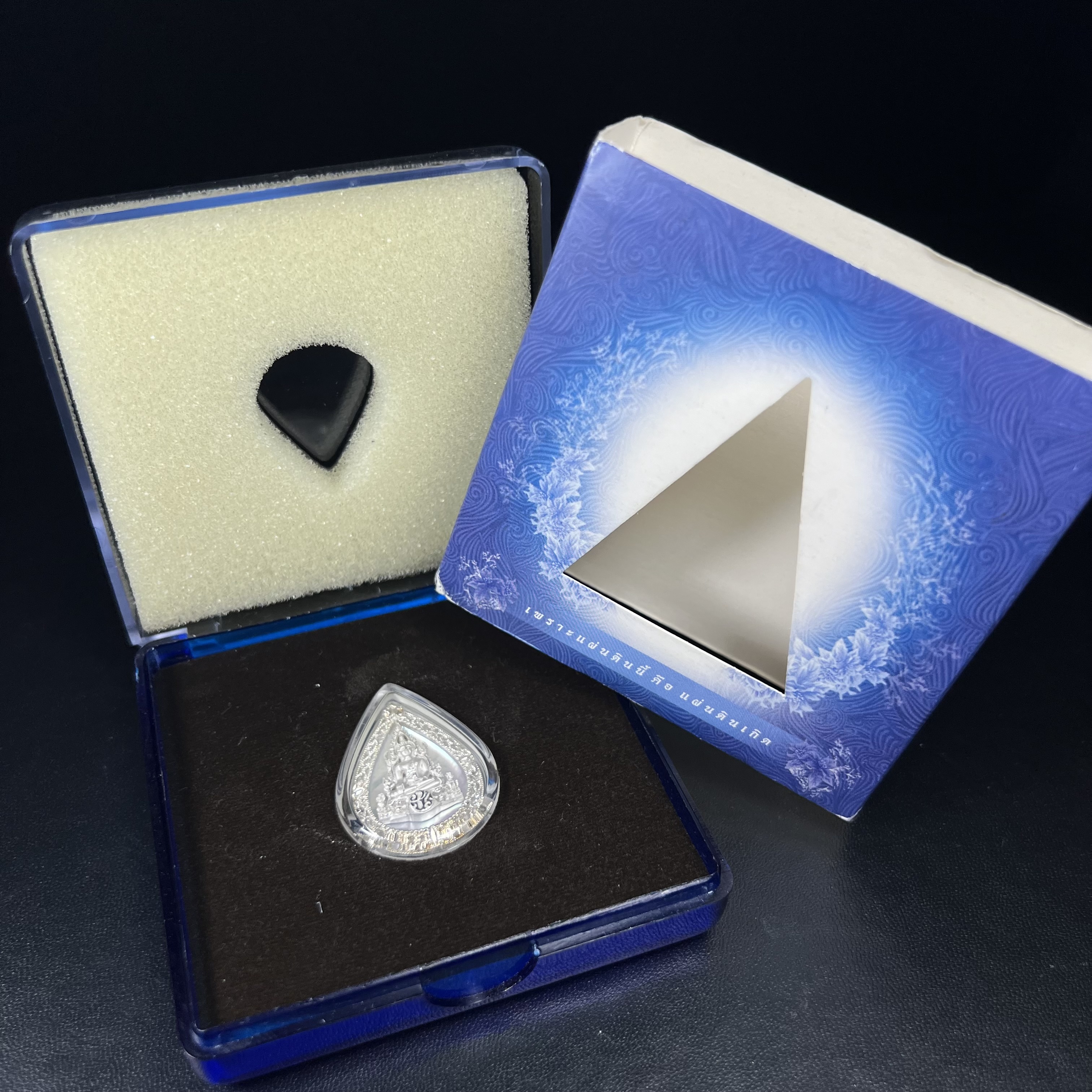 เหรียญพระพุทธชินราช ภปร. โครงการ เพราะแผ่นดินนี้คือแผ่นดินเกิด ปี 2551 รูปหยดน้ำ เนื้อเงินชุบทองคำขาว(ล้อมด้วยกรอบเงินชุบทองคำขาวสลักเสลาเป็นลวดลายละเอียดอ่อน ส่วนพื้นองค์พระเป็นเปลือกหอยมุขสวยงดงาม )(ขนาด 21 x 29 มม.) (สวยงามหายาก)1ใน5000องค์