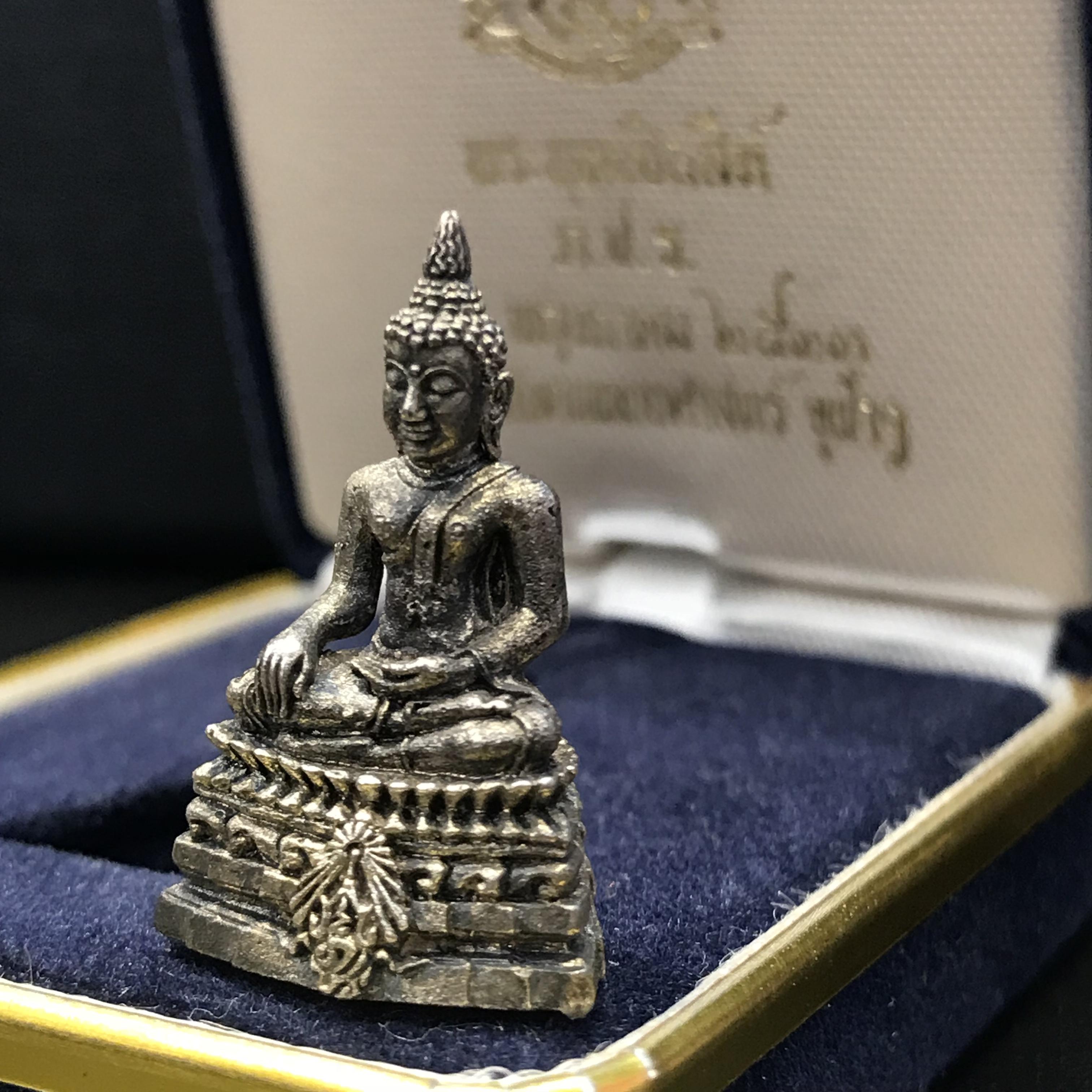 พระกริ่งพระพุทธชินสีห์ ภปร ทันโตเสฏโฐ ปี 2533 เนื้อเงิน (วัตถุมงคลหนึ่งเดียวที่บรรจุพระทนต์(ฟัน)ในหลวงรัชกาลที่9 พระราชทานให้จัดสร้าง)(1ใน1999องค์)