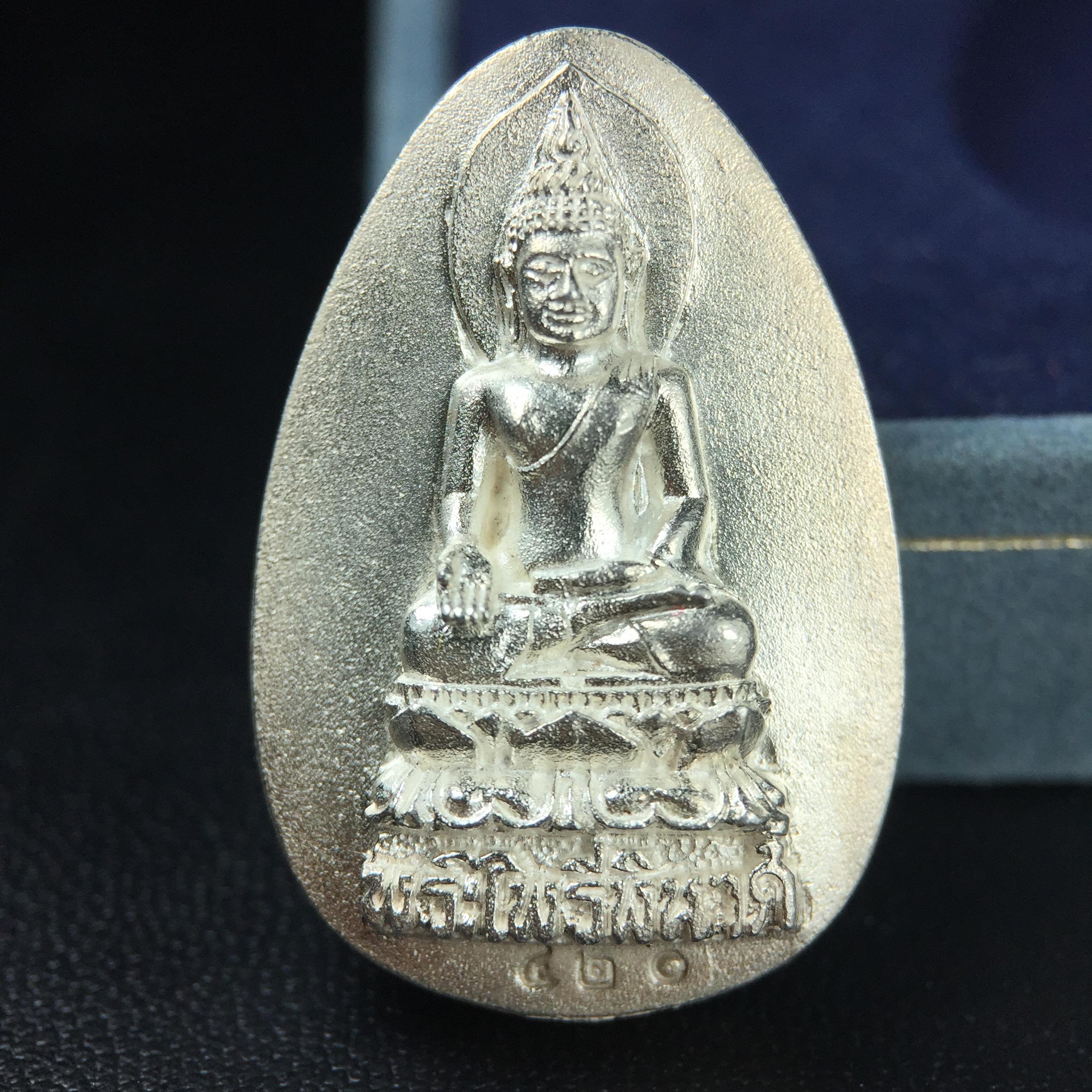 เหรียญพระไพรีพินาศตราสัญลักษณ์ หลัง สก มหามงคลเฉลิมพระชนมพรรษา 5 รอบ ครบ 60 พรรษาพระราชินีในหลวงรัชกาลที่ 9 ปี 2535 วัดบวรนิเวศวิหาร เนื้อเงิน(หมายเลข ๔๒๐)พร้อมกล่องบรรจุเดิมสวยครบ (เนื้อเงินรุ่นนี้พบเจอน้อยมาก)