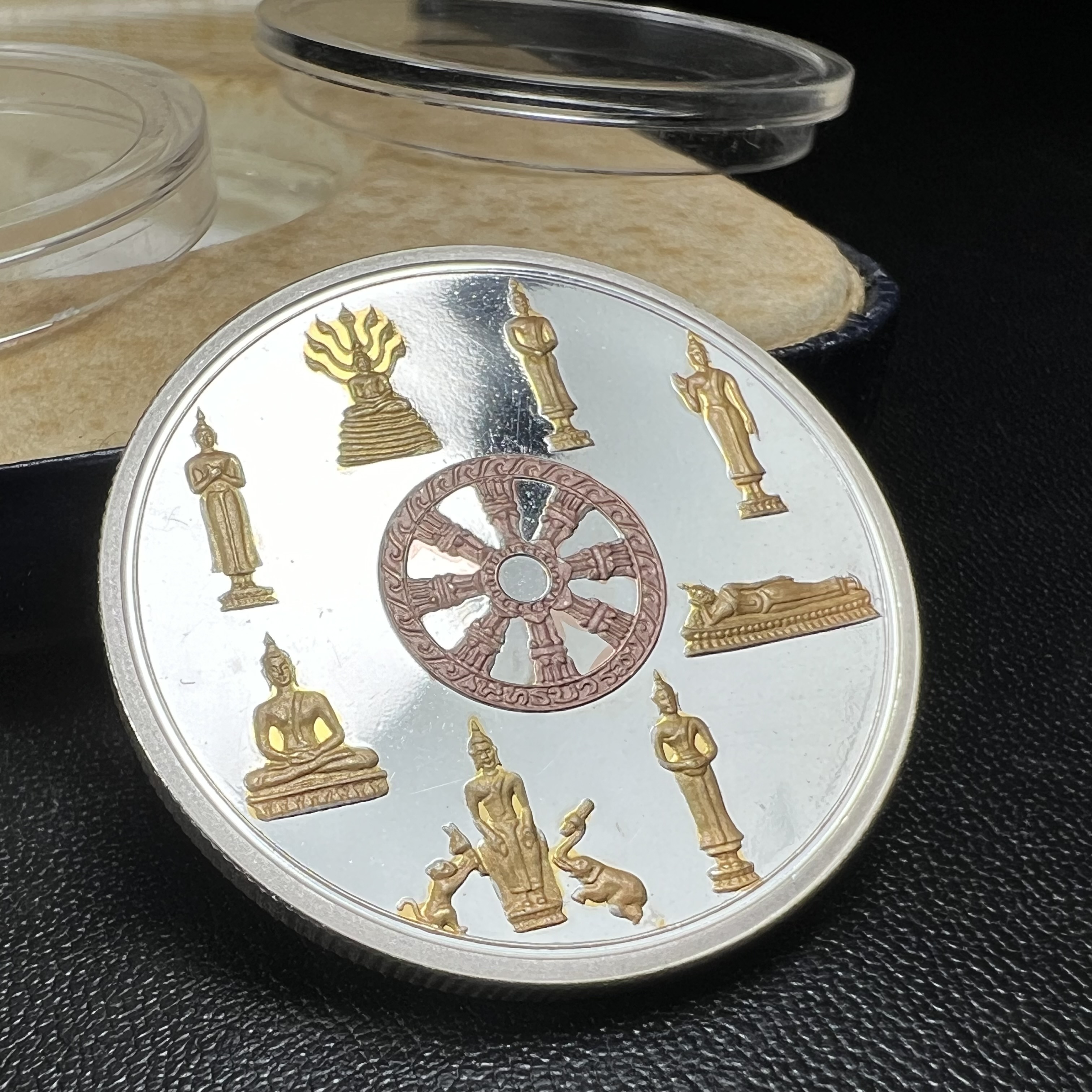 เหรียญพระแก้วมรกต พระพุทธชินราช พระพุทธโสธร รุ่นพุทธบารมี ปี 2540 เนื้อเงินขัดเงา 99.9% ชุบ 3 กษัตริย์ พร้อมกล่องบรรจุเดิม พิธีพุทธาภิเษก 2 พิธี มหามงคล (พระพุทธคู่บ้านคู่เมือง รูปแบบเหรียญสวยงดงามมาก พิธีใหญ่ เป็นที่นิยม)สร้างน้อยหายาก 1 ใน 500 เหรียญ