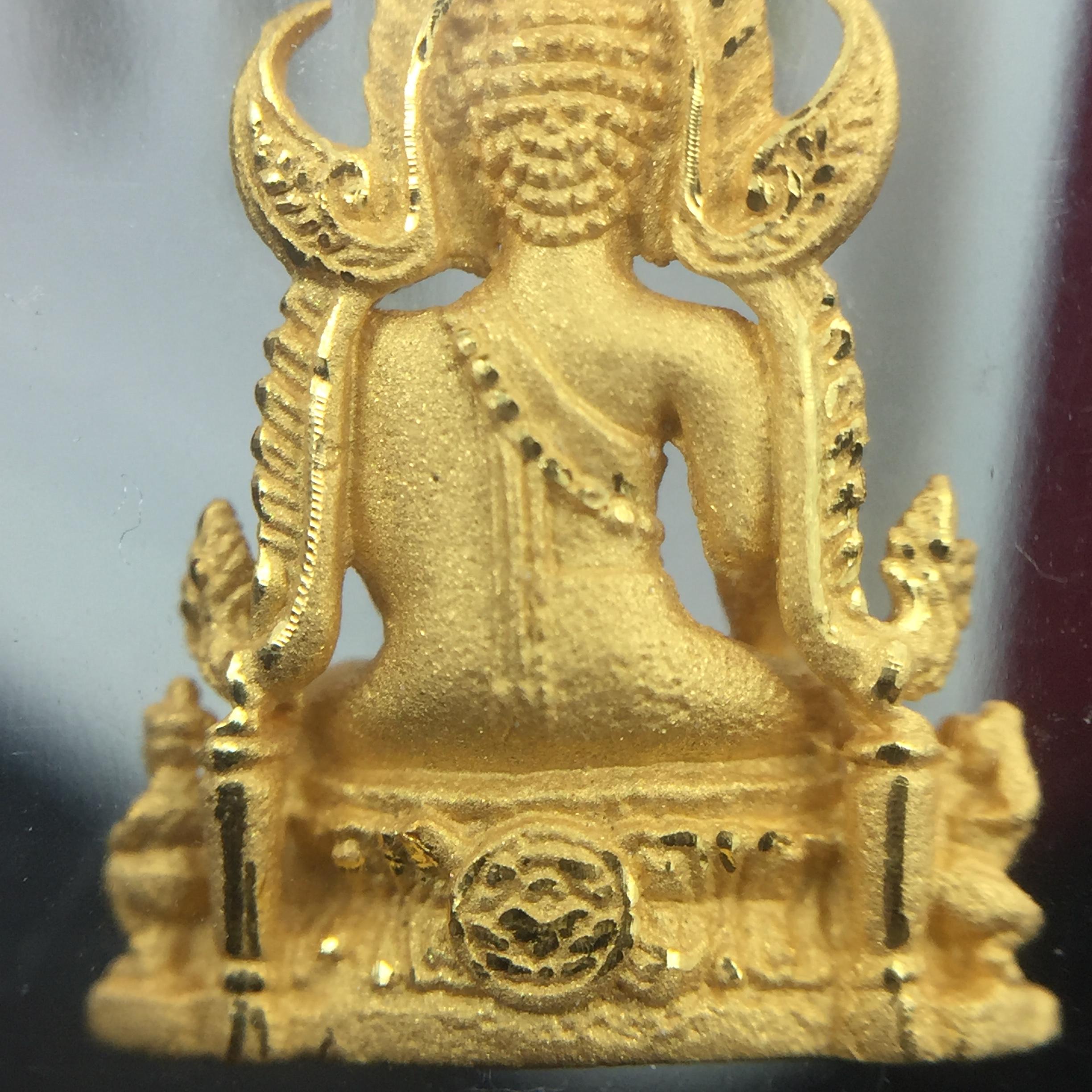 พระพุทธชินราช รุ่น ประวัติศาสตร์ มูลนิธิเพื่อตำรวจไทยจัดสร้าง ปี 2562 เนื้อทองคำขัดเงา พิมพ์ลอยองค์จิ๋ว(ขนาดสูง 1.5 ซม.) (สภาพ สวย ซีนซองเดิม กล่องบรรจุเดิมครบสมบูรณ์)