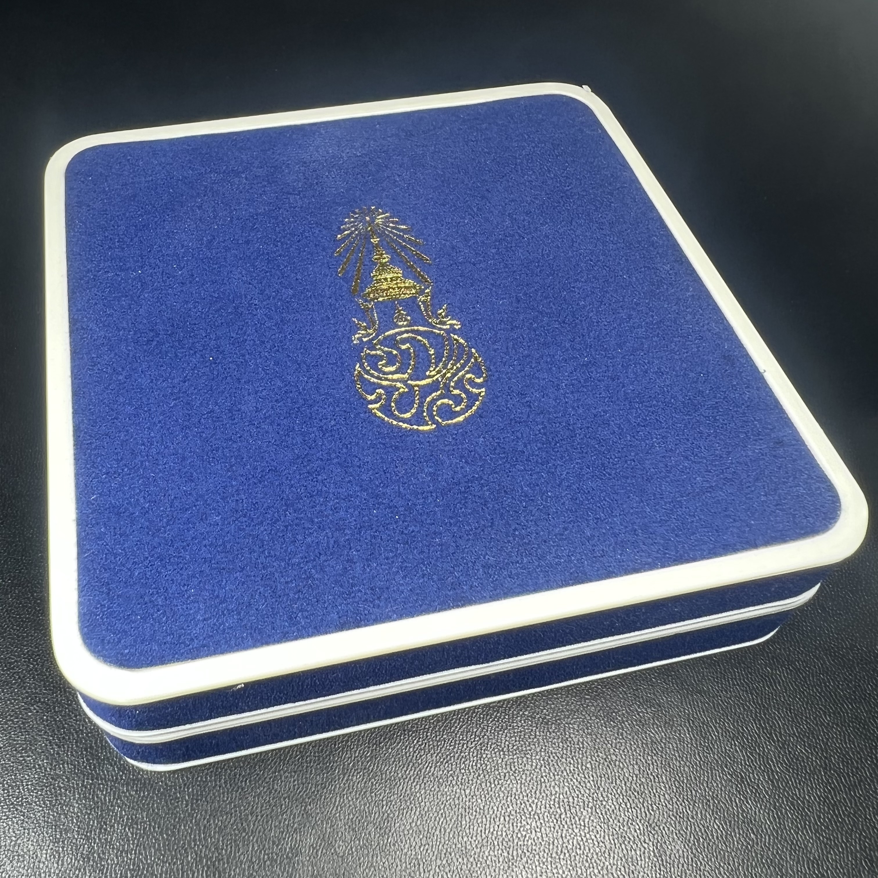 พระพุทธนวราชบพิตร ภปร. ที่ระลึก 7รอบ 84พรรษา รัชกาลที่ 9 วัดตรีทศเทพ จัดสร้าง พ.ศ. 2554 ชุดกรรมการ(หายากสร้าง 1ใน500ชุด)(รวม 4 รายการ)สภาพสวยซีนซองเดิมกล่องบรรจุเดิมครบสมบูรณ์