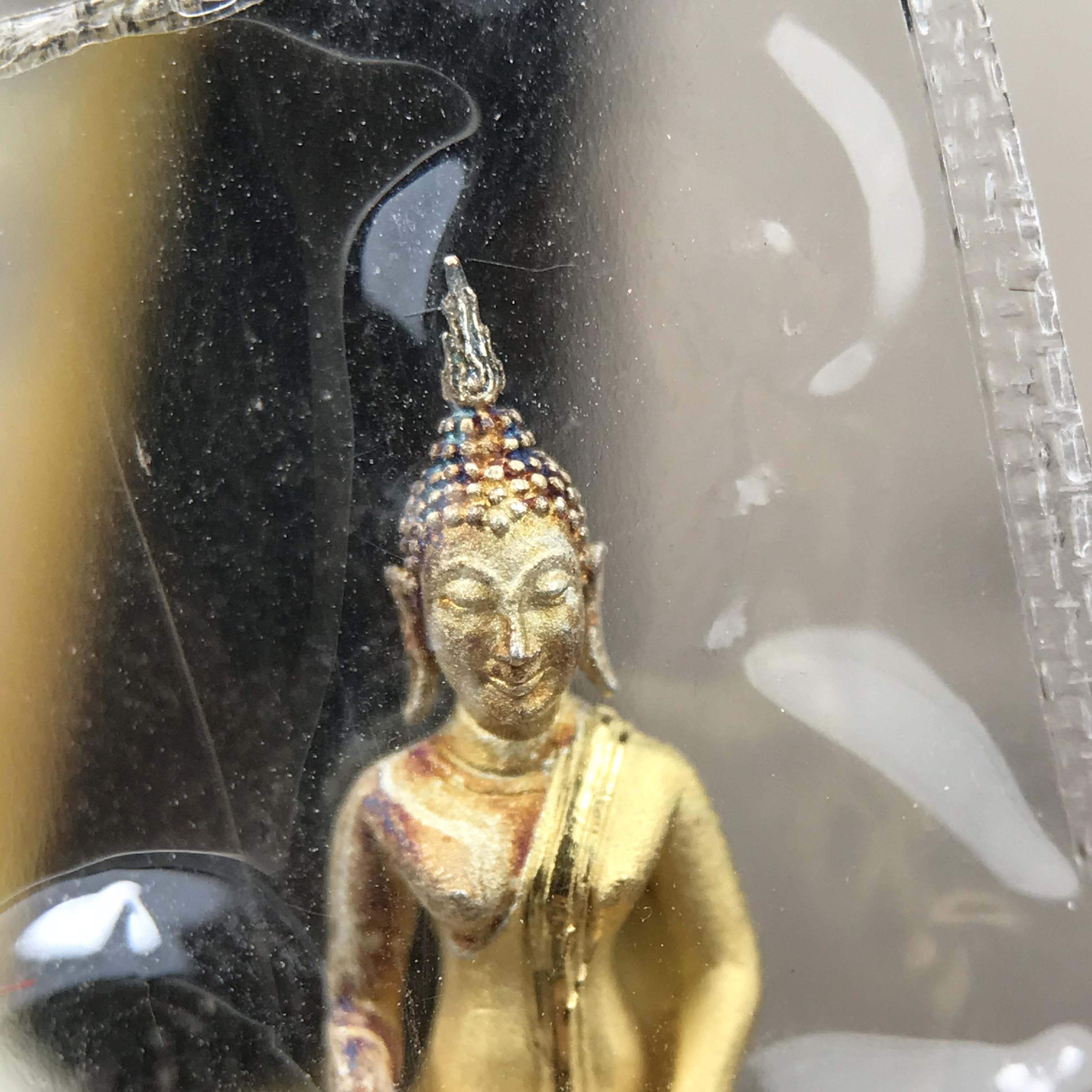 พระชัยวัฒน์พระพุทธนวราชบพิตร ครองสิริราชสมบัติครบ 50 ปี พ.ศ.2540 ขนาดสูง 1.9 ซม. เนื้อเงินสามกษัตริย์(ผิวเดิม)(ซีนซองเดิม) พร้อมกล่องบรรจุเดิมครบสมบูรณ์ 1ใน 9500 องค์(พุทธนวราชบพิตร นิมิตรหมายแห่งความสามัคคี ด้วยไมตรีแห่งองค์พระภูมิพล)