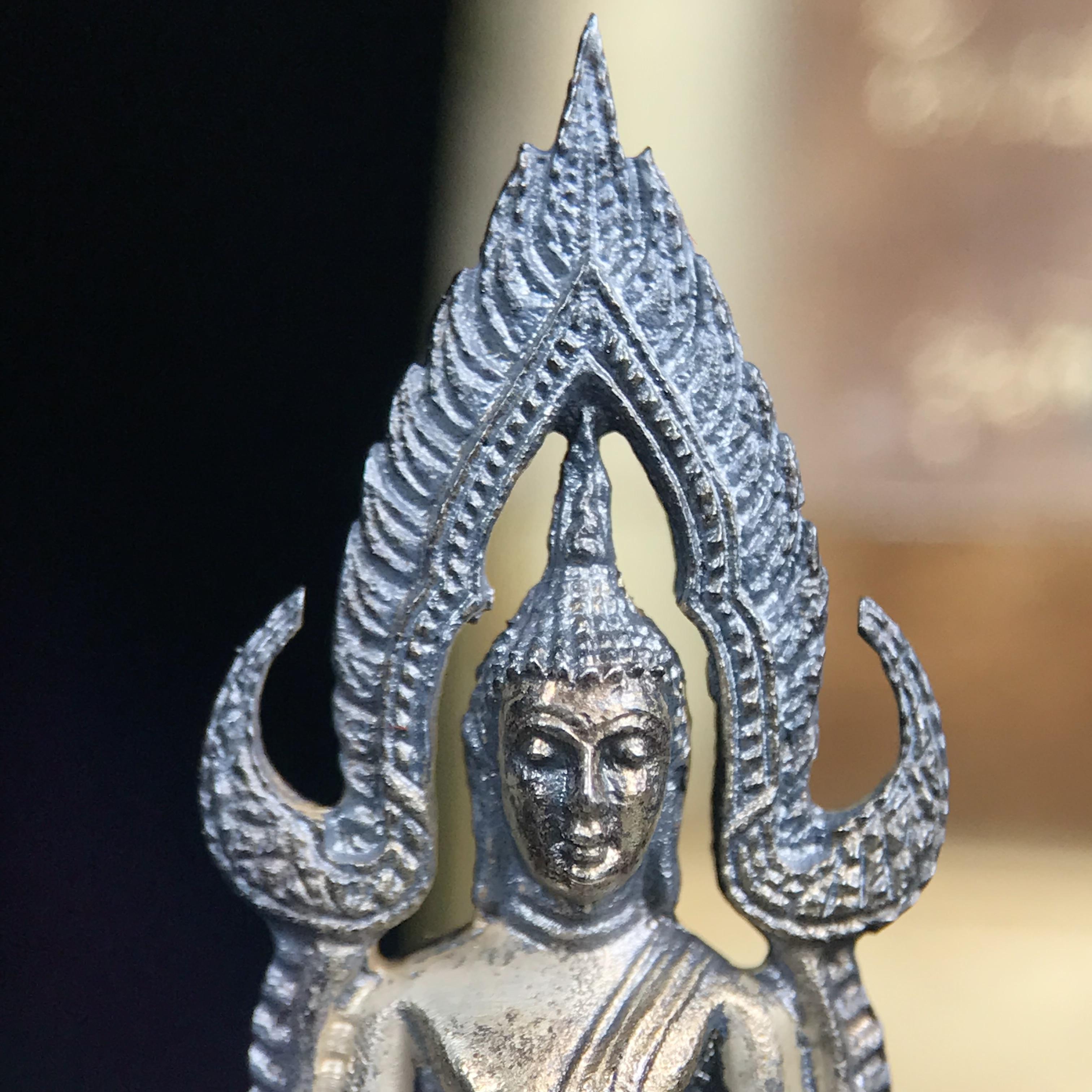 พระกริ่งพระพุทธชินราช มวก. วัดเบญจมบพิตรฯ ปี 2519(รุ่นพิเศษ รุ่นแรก รุ่นเดียว)เนื้อเงิน(สภาพสวยผิวเดิมติดรุ้งผิวขึ้นน้ำทองสวยมีเสน่ห์ตามกาลเวลา)(ในหลวงรัชกาลที่9และสมเด็จพระราชินีเสด็จฯเททอง)(พิธีใหญ่ เกจิอาจารย์ในยุคยอดนิยมร่วมปลุกเสก) (องค์หมายเลข ๓๐๓๔)