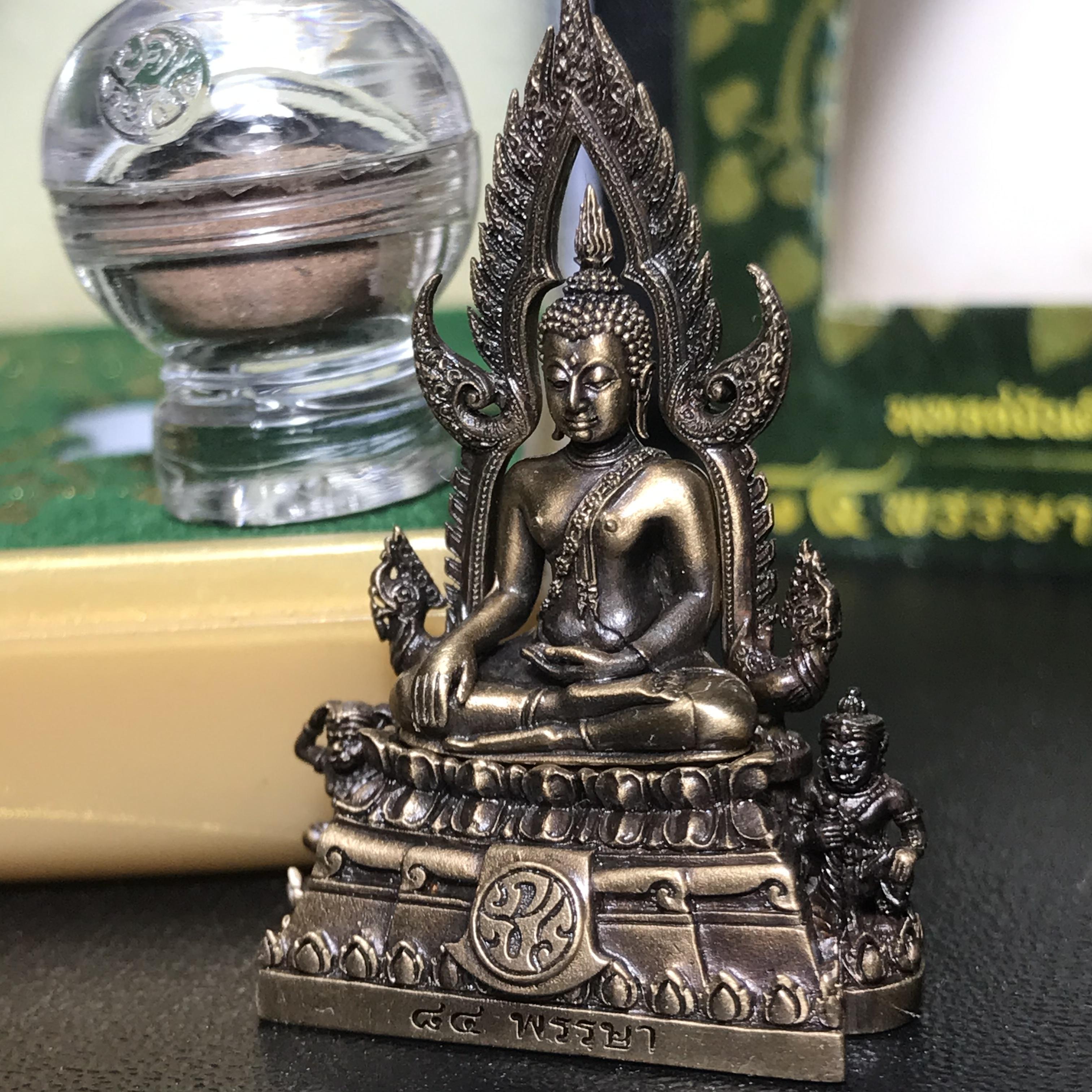 พระพุทธชินราช(จำลอง) ภปร 84 พรรษา เนื้อบรอนซ์รมดำซาติน พิมพ์กลางขนาดหน้าตัก 1/2 นิ้ว )(พระราชทานมวลสาร จิตรลดาและเส้นพระเจ้า(เส้นผม)รัชกาลที่9)