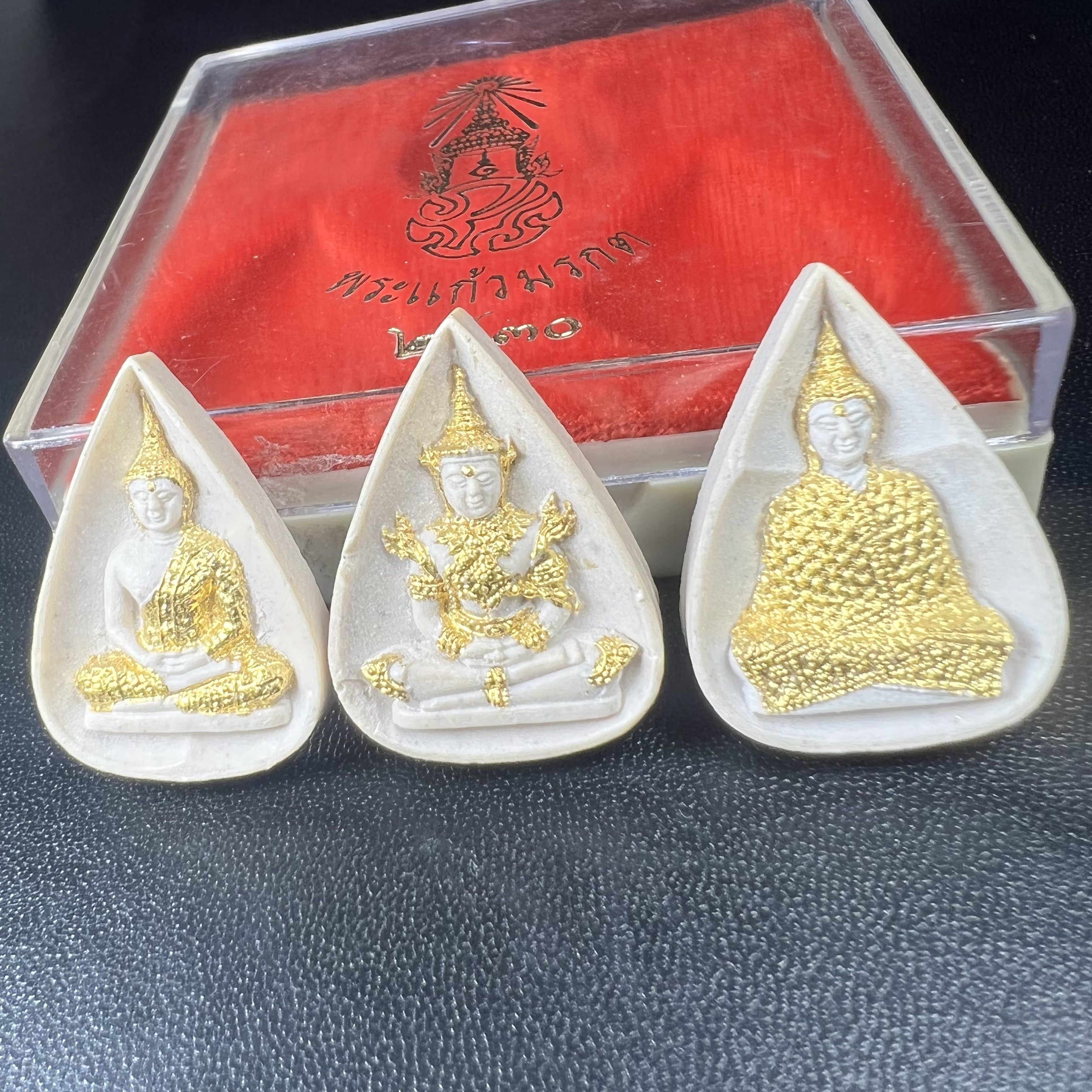 พระแก้วมรกต หลัง ภปร. เนื้อผง ปี2530 พระดี พิธีใหญ่ ประกอบพิธีพุทธาภิเษกพร้อมกับพิธีพระกริ่งปวเรศ ปี2530 วัดบวรนิเวศและวัดพระแก้ว(ครบชุดสามฤดูกล่องเดิมครบ)หายาก