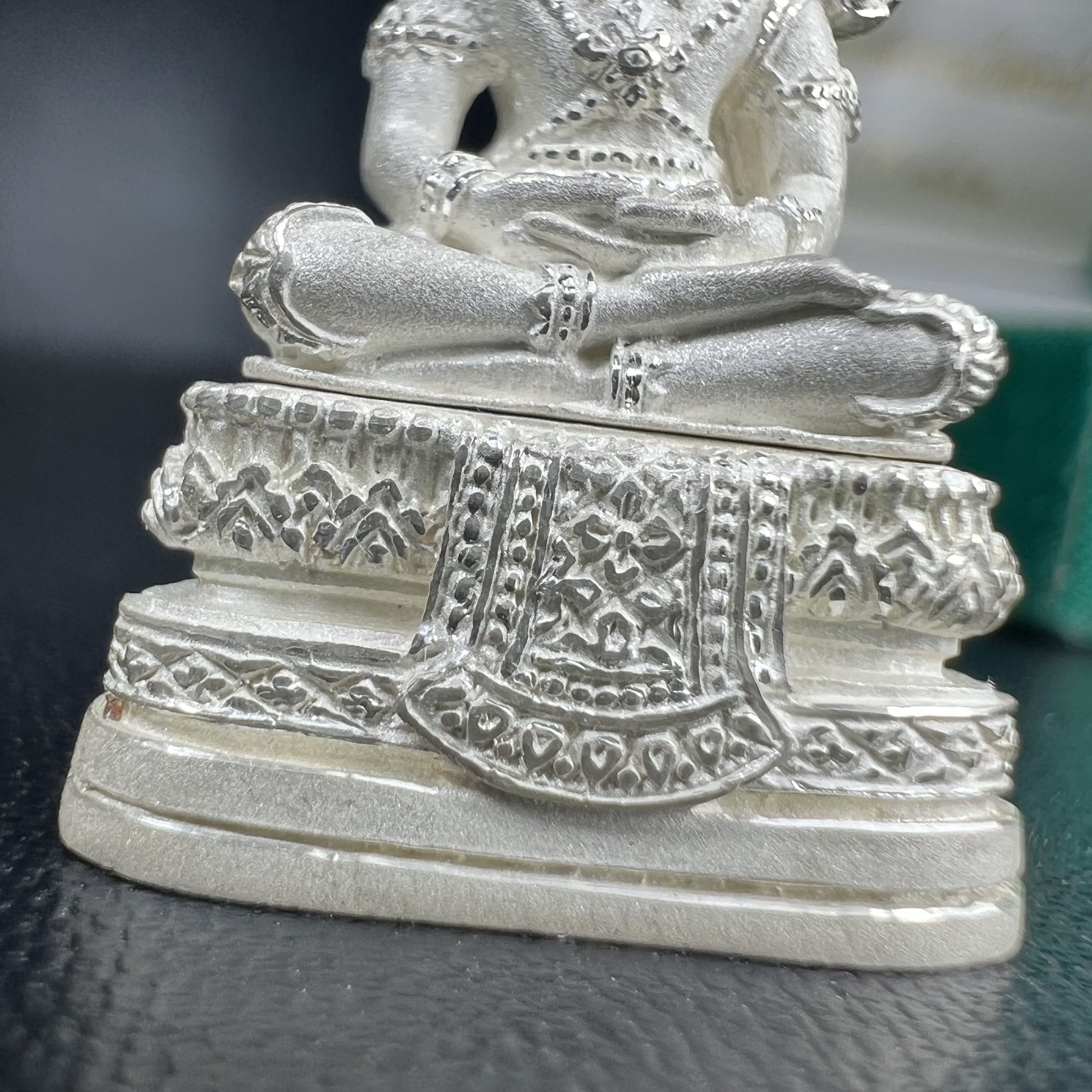 พระพุทธมหามณีรัตนปฎิมากร(พระแก้วมรกต)รุ่น เฉลิมพระเกียรติ วัดพระศรีรัตนศาสดาราม(วัดพระแก้ว) ปี2543 เนื้อเงินพิมพ์ใหญ่ลอยองค์ ฤดูร้อน กล่องบรรจุเดิมครบ หายากพบเจอน้อย