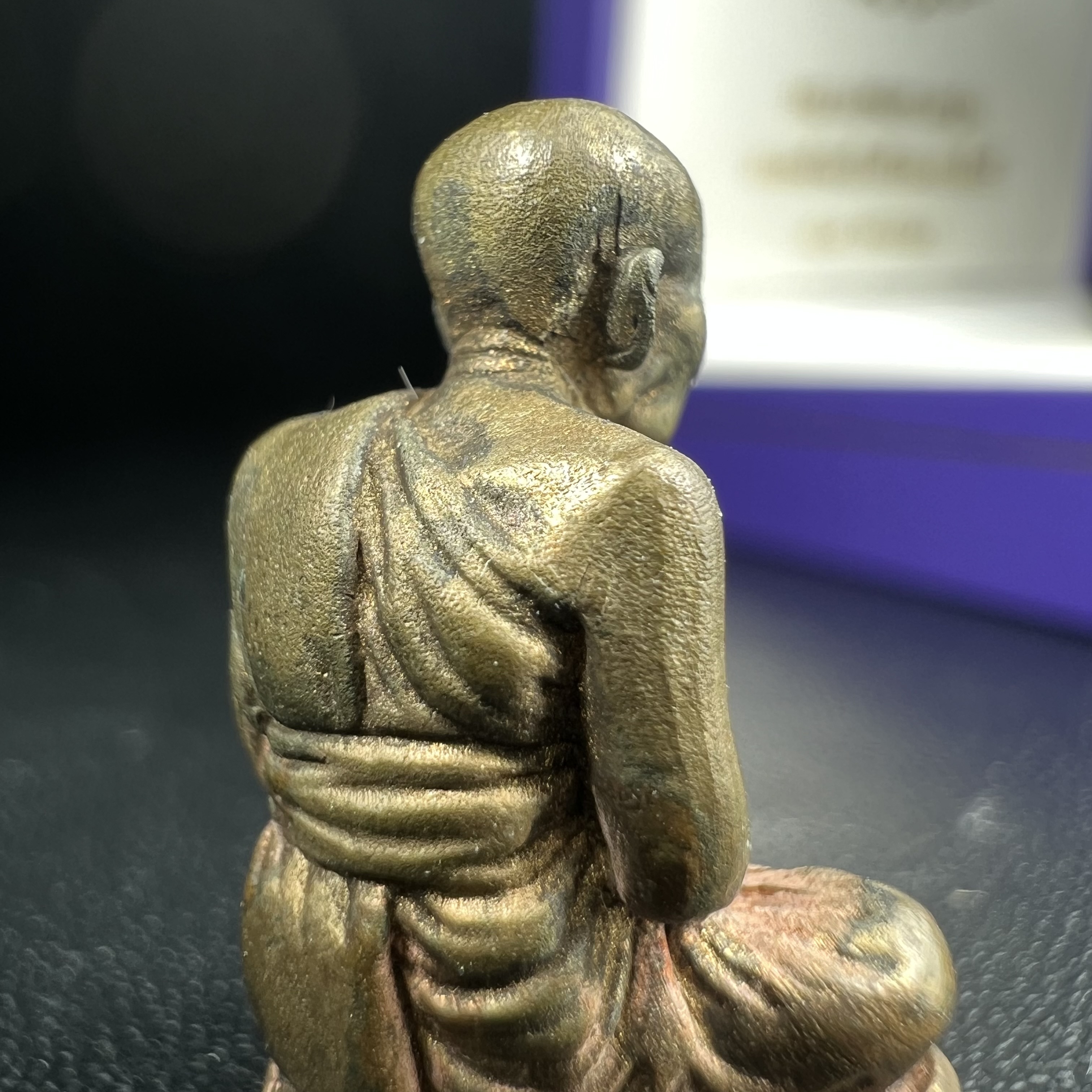 หลวงพ่อทวด สธ. รุ่นสมเด็จเจ้าฟ้ามหาจักรี 48พรรษา จัดสร้างโดยสภากาชาดไทย ปี2546 (รูปหล่อขนาดห้อยคอ) ) เนื้อนวโลหะ(ขนาดกลาง 1.5*2.2 ซม.)พุทธาภิเษก ณ วัดช้างให้ จังหวัดปัตตานี พร้อมกล่องบรรจุเดิมสวยงาม