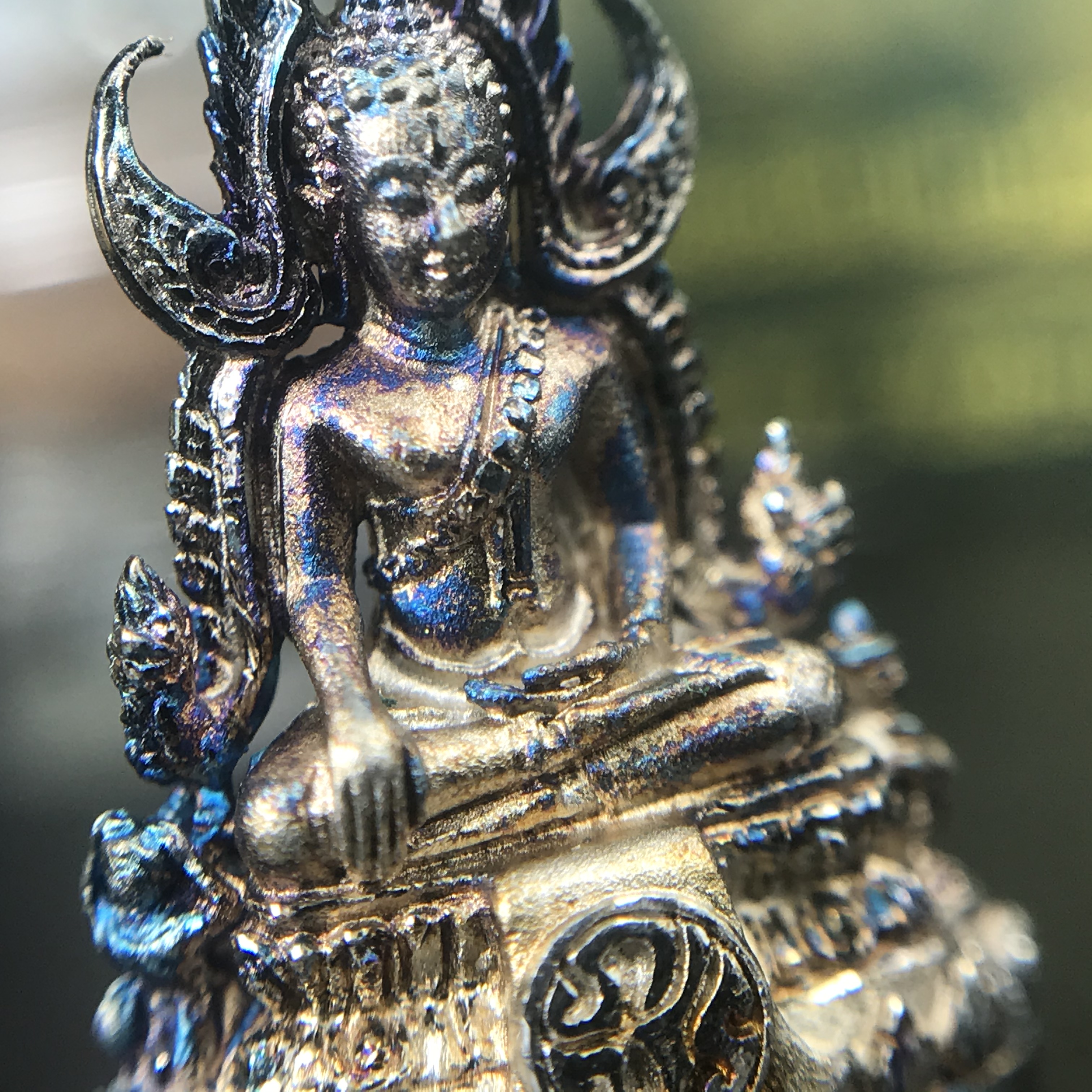 พระพุทธชินราช(จำลอง) ภปร. 84 พรรษา เนื้อเงินชุบทองคำขาว พิมพ์เล็กขนาดหน้าตัก 1/4 นิ้ว (สภาพผิวเดิมสวย ขึ้นสีรุ้งธรรมชาติ แบบนิยม)(พระราชทานมวลสาร จิตรลดาและเส้นพระเจ้า(เส้นผม))