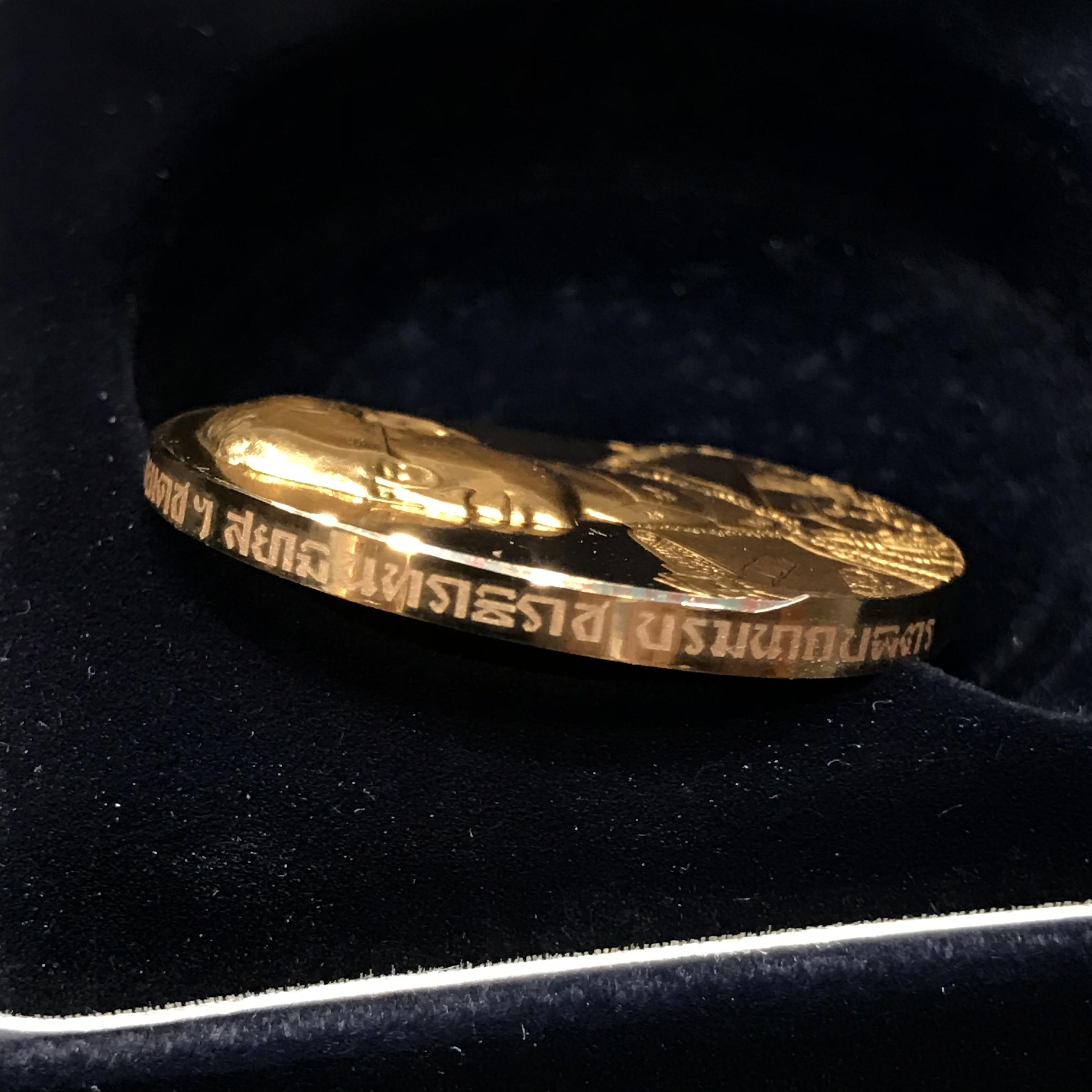 เหรียญรัชกาลที่9 ที่ระลึกสร้างพระมหาธาตุเจดีย์ภักดีประกาศ เนื้อบรอนซ์สวิส 15 กรัม(ขัดเงา)สภาพสวยมาก พร้อมกล่องเดิมๆ