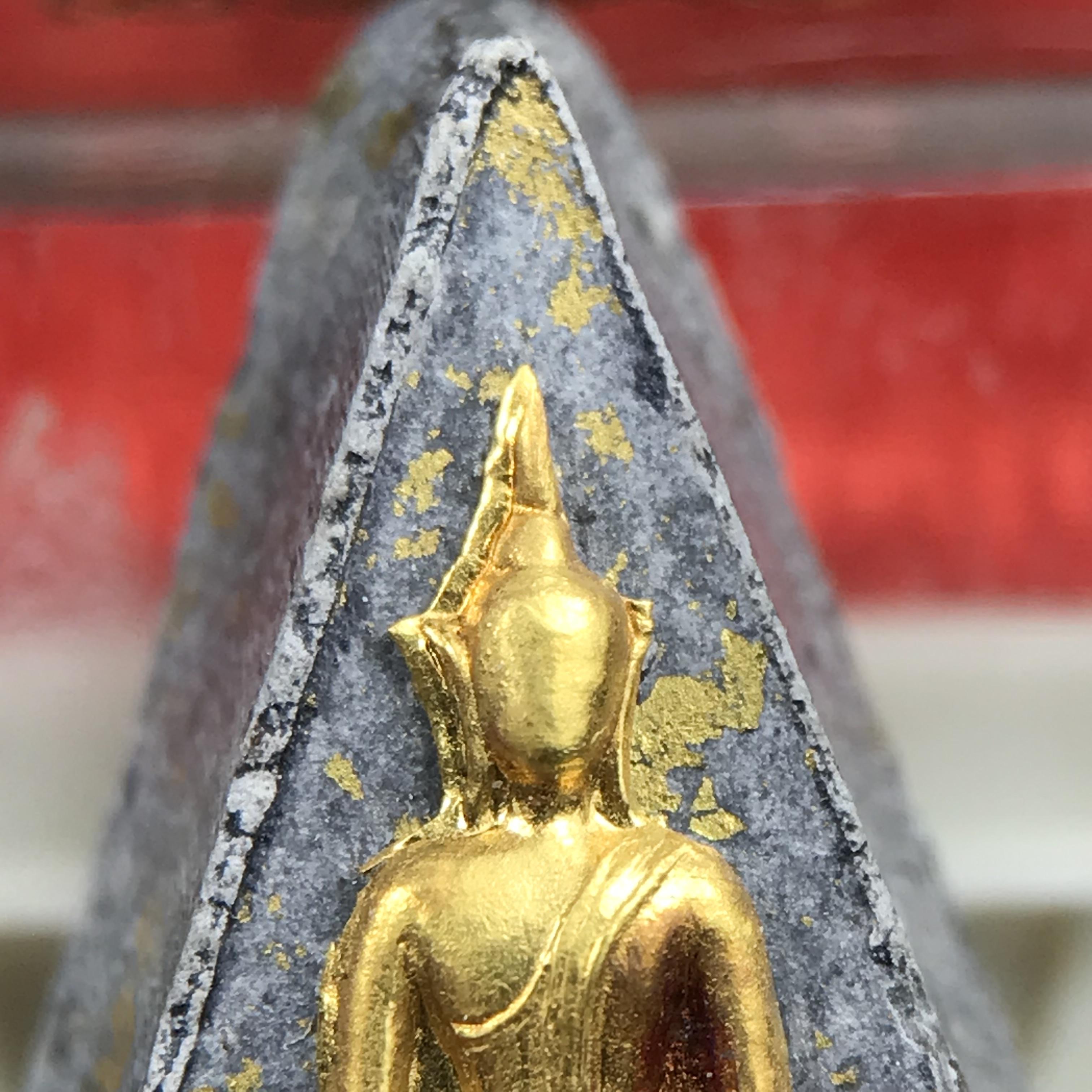 พระกำลังแผ่นดิน พระราชทาน วัดบวรนิเวศวิหาร ปี 2539 พิมพ์เล็กหน้ากากทองคำ (ในหลวง รัชกาลที่ 9 พระราชทานมวลสารจิตรลดา)นิยมหายาก