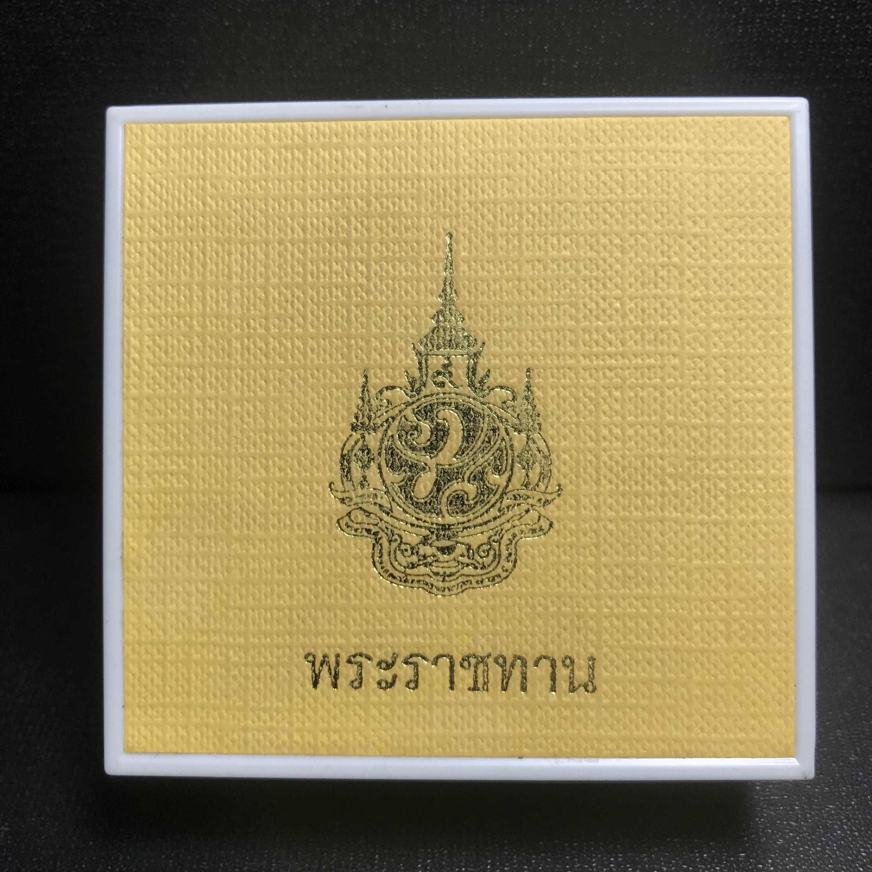 พระพุทธชินสีห์ หลังตรา ปรมาภิไธยย่อ ภปร. ในวโรกาสเฉลิมพระชมพรรษาในหลวงรัชกาลที่9 ครบ 7 รอบ และ ที่ระลึกสมโภชวัดบวรนิเวศวิหารครบ 175 ปี พ.ศ.2554 เหรียญเนื้อเงิน พิมพ์ใหญ่ ขนาดสูง 3.8 ซม. พร้อมกล่องบรรจุเดิมพระราชทาน(1 ใน 1585 เหรียญ)หายาก