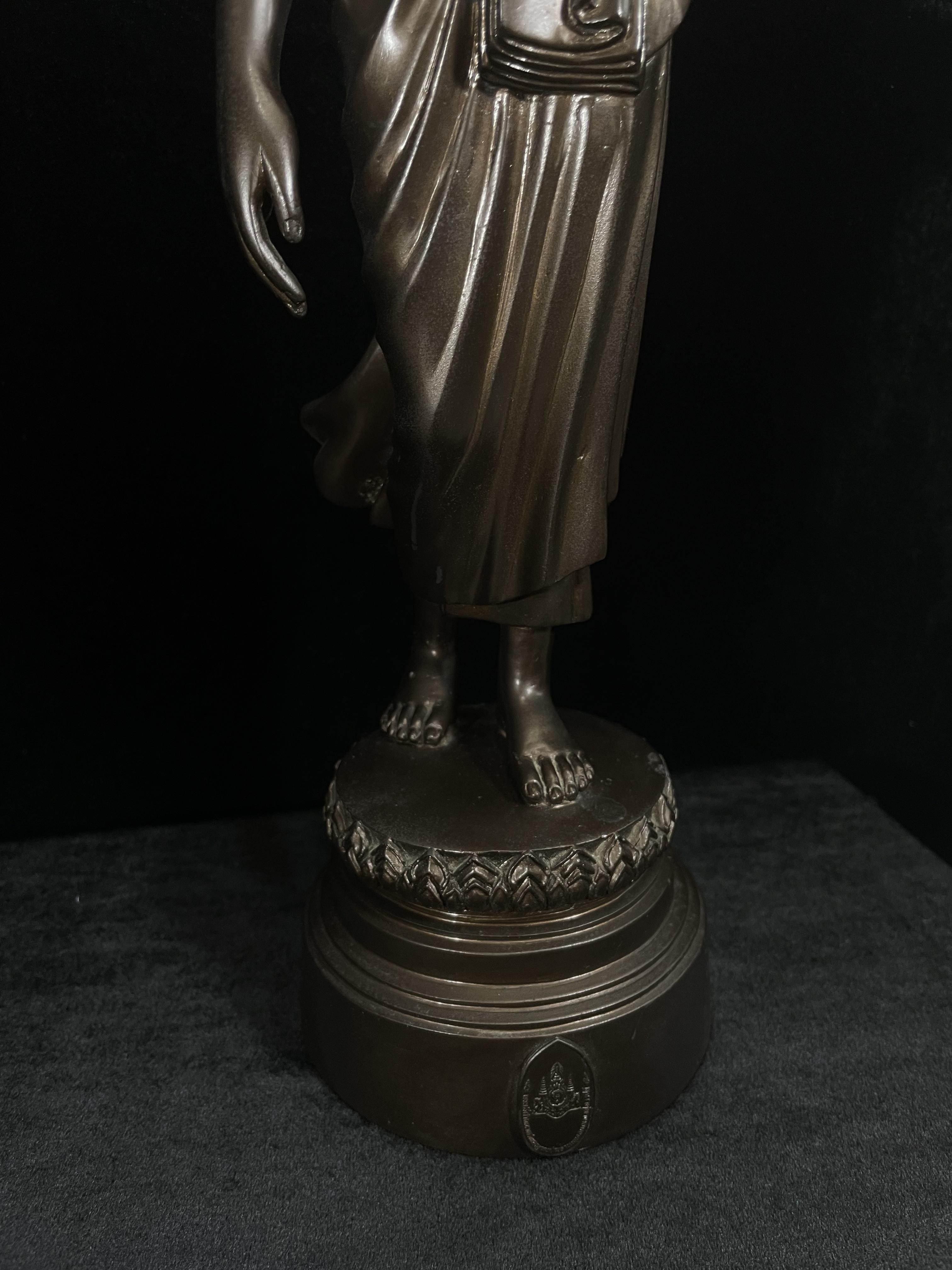 พระบูชา 25พุทธศตวรรษ พระศรีศากยะทศพลญาณ ประธานพุทธมณฑลสุทรรศน์ ปี2530 ตราสัญลักษณ์ ในมหาวาระพระชนมพรรษา ครบ 5 รอบ 60 พรรษา เมื่อ 5 ธันวาคม ปี 2530 หมายเลข (๑๕)๔๐๕ (เลขสวยผลรวมได้ 9 เจริญก้าวหน้าในทุกๆด้าน) ขนาดความสูง 15 นิ้ว รวมฐานสูง 18 นิ้ว(นิยมหายาก)